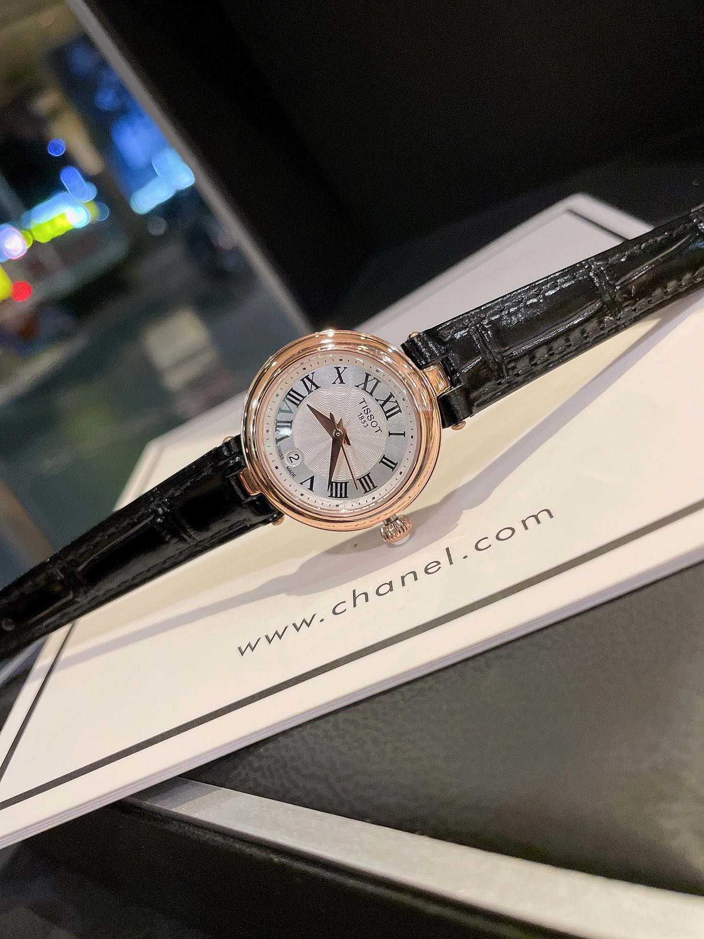 K5 白金   天梭 Tissot 嘉丽小美人系列，整体非常简洁，26mm的表盘很精致小巧，厚度刚刚好不愧是小美人～戴起来也是非常好看的～值得入手手表之一。