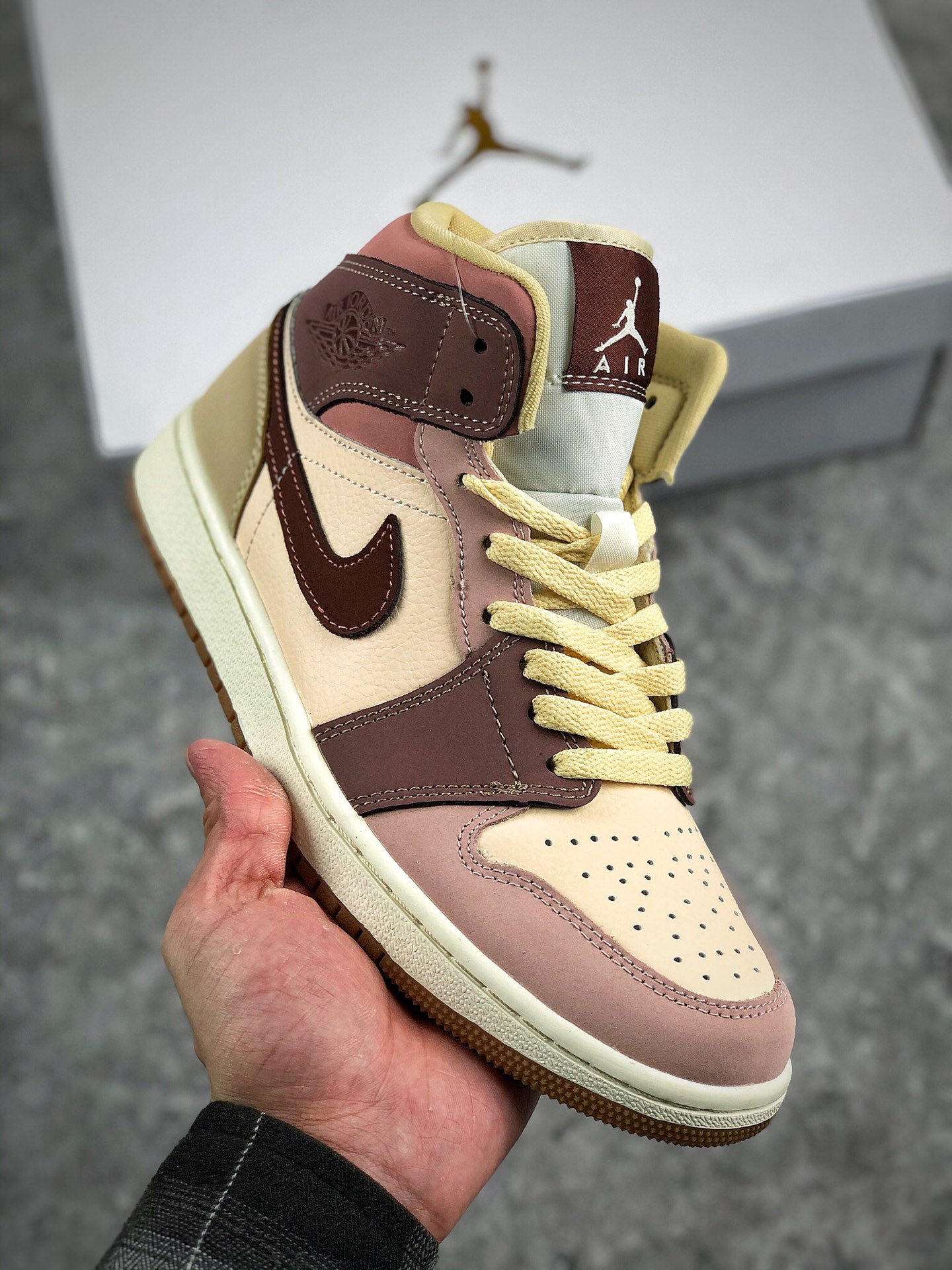 本地自取 终端放店
Air Jordan 1 一杯 “芋泥波波+红豆”
JORDAN 1 MID SE WMNS AIR 红豆奶茶
本次Jordan brand也是带来了最新的WMNS的mid鞋款，又一双酷似红豆奶茶的配色。奶茶系列配色在整个WMNS系列中也是属于呼声较高的配色了。莫兰迪色系的撞色，搭配上优质的牛巴格，整体的质感以及色调都令人舒服。
可以看到他的鞋面由四种颜色撞色组成，颜色深浅不一，整体中和出来的感觉不言而喻。
鞋底以及鞋跟都采用一个较深的棕红色和卡其色，如此搭配上下呼应
官方货号DO7440-821
尺码 36 36.5 37.5 38 38.5 39 40