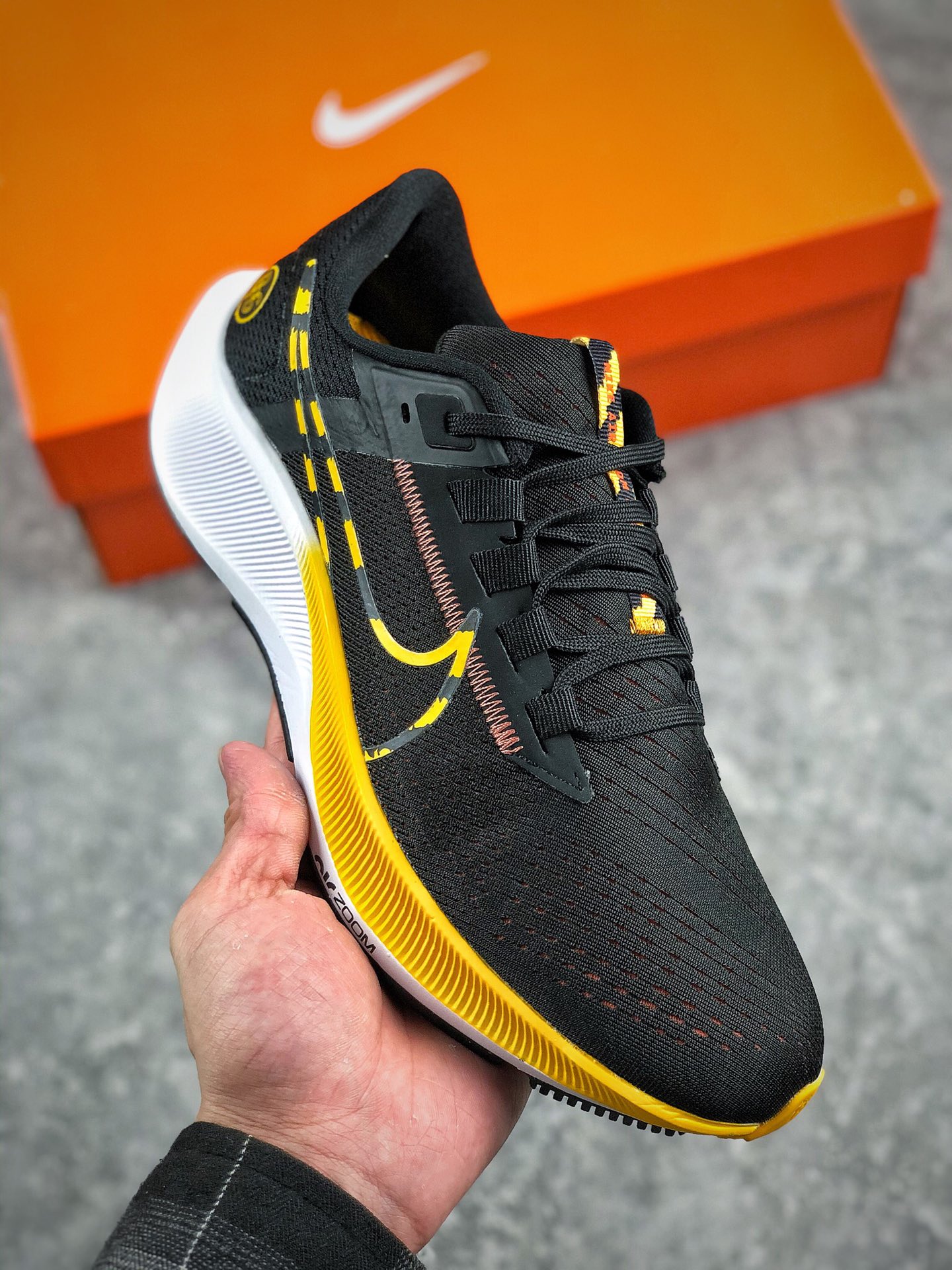 本地自取 支持放店
Nike Zoom Pegasus 38 
38代超级飞马涡轮增压马拉松休闲运动慢跑
#原档案数据开发纸版楦型
#内里嵌入定型海绵
#中底搭载前Zoom+全掌React配置鞋 
尺码：36 36.5 37 38 38.5 39 40 40.5 41 42 42.5 43 44 45