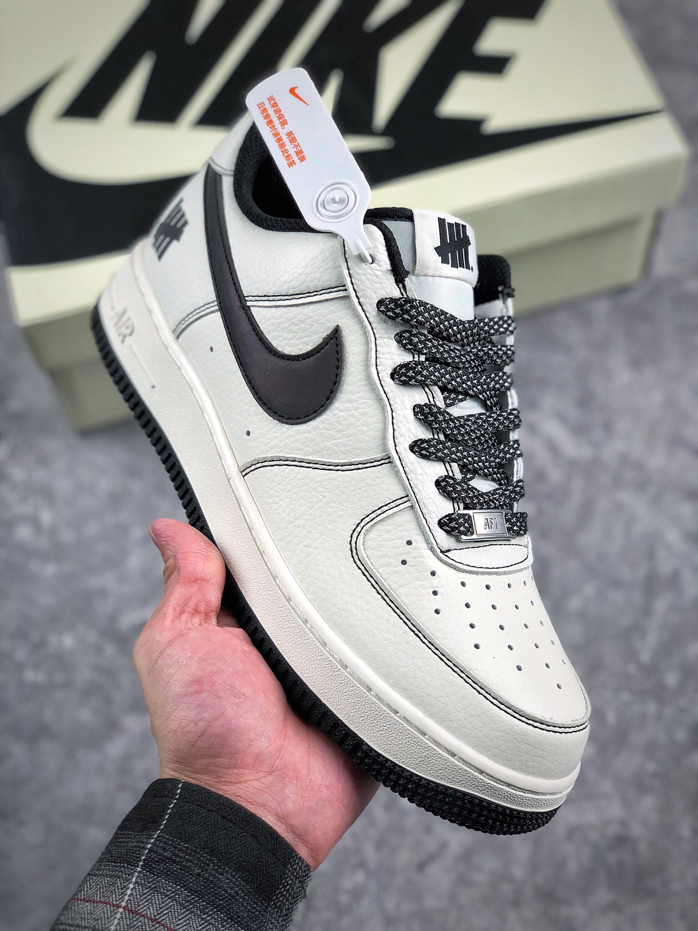 本地自取 终端放店
洛杉矶潮牌店限量发售 公司级 Undefeated x Nike Air Force 1 Low 夜魔侠 空军一号低帮休闲板鞋 定制皮料 原装定制鞋盒 炫彩反光 细节满满 原楦头原纸板 内置全掌气垫  货号：UN2588-121 SIZE：36 36.5 37.5 38 38.5 39 40 40.5 41 42 42.5 43 44 44.5 45