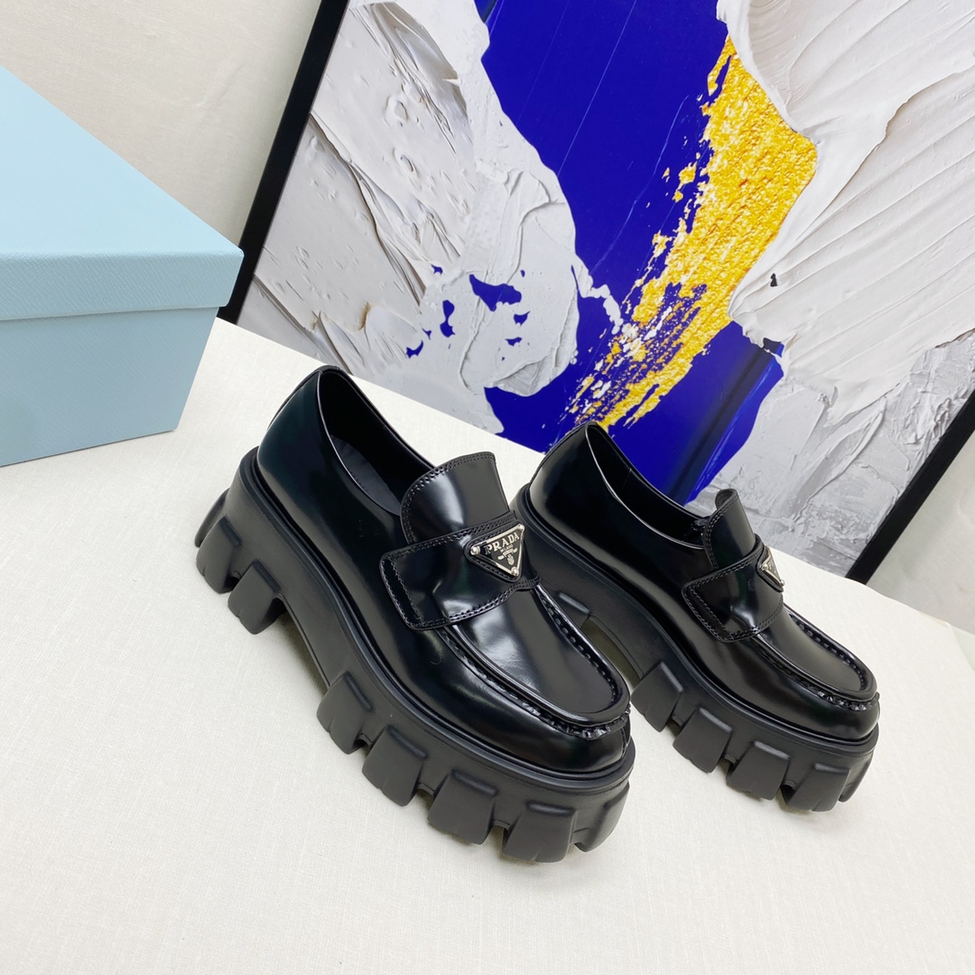 NO:173623,PRADA [Purchase Agent] New autumn and winter style, the highest version on the market... This year Prada is simply amazing, all looks good, this shoe feels great when worn, it looks great, it looks long legs, fashionable and versatile, a must-have for autumn... Fabric imported edge beads, imported silk sheepskin in the inner lining, imported silk sheepskin footbed, original IP foamed sole, original packaging, complete set of packaging, 35-39 (40 customized, non-refundable) Color black and white, loafers, prada, prada, loafers, sheepskin19860909PRADA【代购级】秋冬新款 市场上最高版本…… 今年普拉达简直逆天了,款款都好看,这款鞋子穿上舒服感太棒了,巨显腿长,时尚百搭款式, 秋季必备…… 面料进口开边珠 内里进口丝绸羊皮 垫脚进口丝绸羊皮 大底原版IP发泡大底 包装原版全套包装  码数35-39（40定制不退换） 颜色黑色、白色,乐福鞋,prada,prada,loafers,sheepskin,Women's Shoes