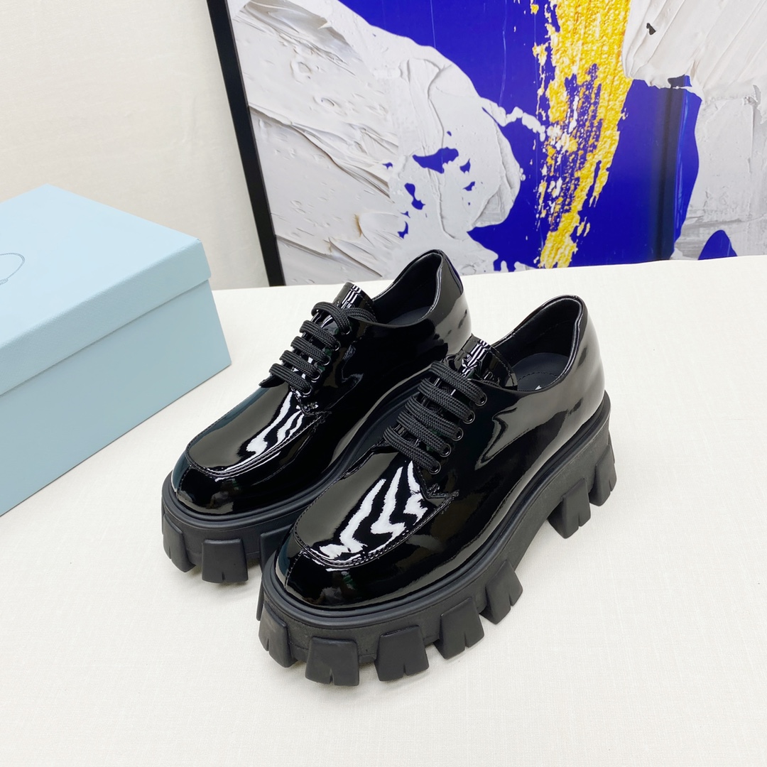 NO:173638,PRADA [Purchase Agent] New autumn and winter models, the original one-to-one replica, the highest version on the market... This year, Prada is simply amazing, all looks good, this shoe feels so comfortable to wear, it makes you look long legs, fashionable and versatile style, a must-have for autumn... Fabric imported edge beads, imported patent leather, imported silk sheepskin inner footbed imported silk sheepskin, original IP foamed sole, original packaging, complete set of packaging, 35-39 (40 customized, non-refundable) Color black and white, loafers, prada, prada, loafers, sheepskin19860909PRADA【代购级】秋冬新款 原版一比一复刻,市场上最高版本…… 今年普拉达简直逆天了,款款都好看,这款鞋子穿上舒服感太棒了,巨显腿长,时尚百搭款式, 秋季必备…… 面料进口开边珠,进口漆皮 内里进口丝绸羊皮 垫脚进口丝绸羊皮 大底原版IP发泡大底 包装原版全套包装  码数35-39（40定制不退换） 颜色黑色、白色,乐福鞋,prada,prada,loafers,sheepskin,Women's Shoes