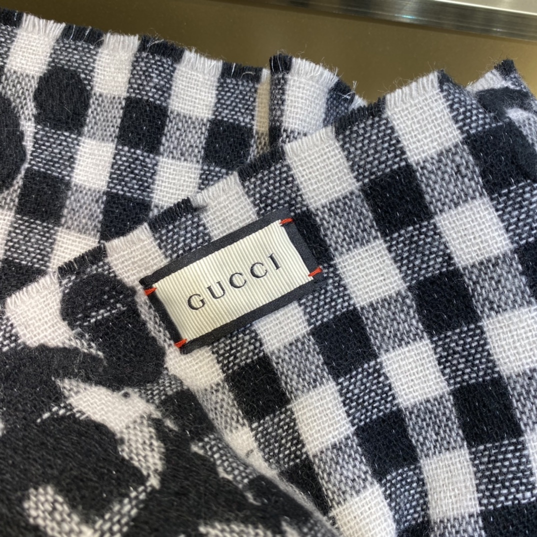 Gucci提花格子240*35cm95%羊毛5%锦纶双G字母交织图案灵感源自30年代的典藏菱形图案焕新演