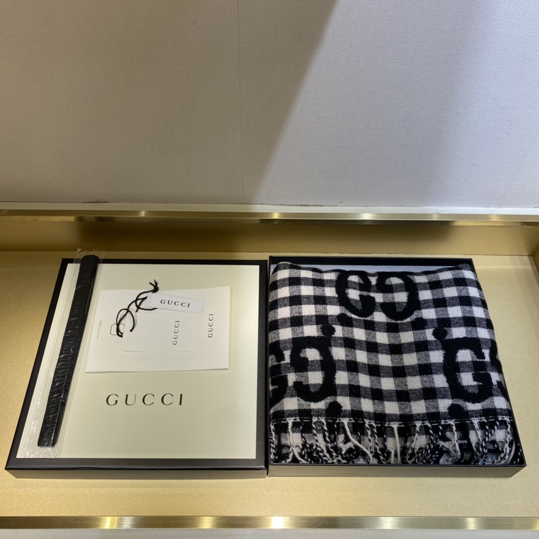 Gucci提花格子240*35cm95%羊毛5%锦纶双G字母交织图案灵感源自30年代的典藏菱形图案焕新演