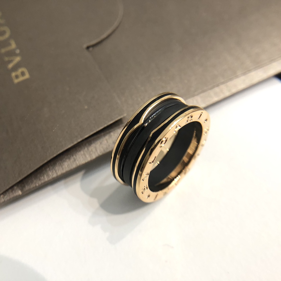 批发价💰155
B.zero哑光黑陶瓷戒指～全新rock风格，螺旋纹路和黑色细边的碰撞让吊坠变得更有力量感。盖子上的所有字母每一个都是CNC精雕，字体底部干净光亮，360&deg;无死角抛光，咱家的黑陶瓷一点都不透的，高密度磨砂黑陶瓷，全部来自进口，分量十足❗️质感满满，这款多了一个黑油镶边，比之前光版更加复杂❗️尺码5678910