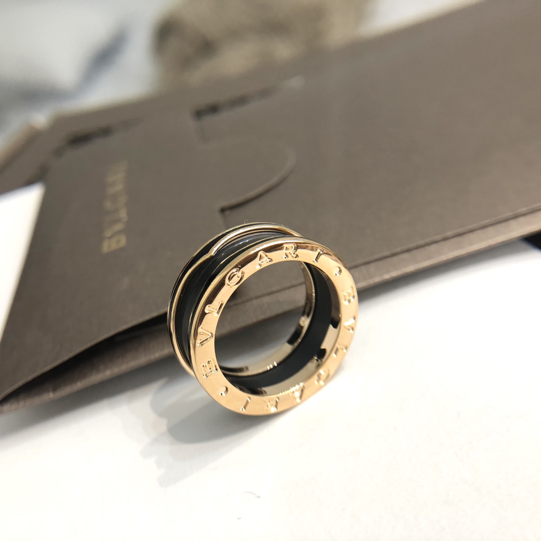 批发价💰155
B.zero哑光黑陶瓷戒指～全新rock风格，螺旋纹路和黑色细边的碰撞让吊坠变得更有力量感。盖子上的所有字母每一个都是CNC精雕，字体底部干净光亮，360&deg;无死角抛光，咱家的黑陶瓷一点都不透的，高密度磨砂黑陶瓷，全部来自进口，分量十足❗️质感满满，这款多了一个黑油镶边，比之前光版更加复杂❗️尺码5678910