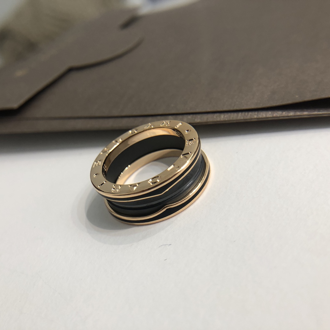 批发价💰155
B.zero哑光黑陶瓷戒指～全新rock风格，螺旋纹路和黑色细边的碰撞让吊坠变得更有力量感。盖子上的所有字母每一个都是CNC精雕，字体底部干净光亮，360&deg;无死角抛光，咱家的黑陶瓷一点都不透的，高密度磨砂黑陶瓷，全部来自进口，分量十足❗️质感满满，这款多了一个黑油镶边，比之前光版更加复杂❗️尺码5678910