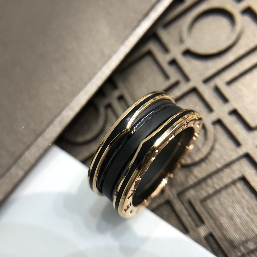 批发价💰155
B.zero哑光黑陶瓷戒指～全新rock风格，螺旋纹路和黑色细边的碰撞让吊坠变得更有力量感。盖子上的所有字母每一个都是CNC精雕，字体底部干净光亮，360&deg;无死角抛光，咱家的黑陶瓷一点都不透的，高密度磨砂黑陶瓷，全部来自进口，分量十足❗️质感满满，这款多了一个黑油镶边，比之前光版更加复杂❗️尺码5678910