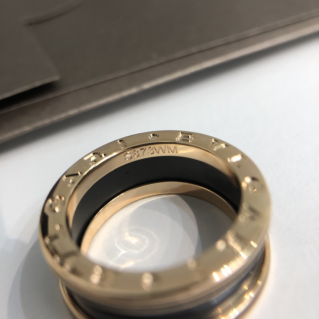 批发价💰155
B.zero哑光黑陶瓷戒指～全新rock风格，螺旋纹路和黑色细边的碰撞让吊坠变得更有力量感。盖子上的所有字母每一个都是CNC精雕，字体底部干净光亮，360&deg;无死角抛光，咱家的黑陶瓷一点都不透的，高密度磨砂黑陶瓷，全部来自进口，分量十足❗️质感满满，这款多了一个黑油镶边，比之前光版更加复杂❗️尺码5678910