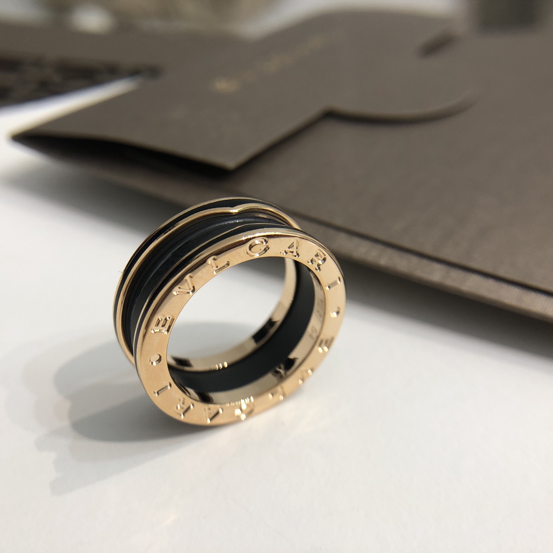 批发价💰155
B.zero哑光黑陶瓷戒指～全新rock风格，螺旋纹路和黑色细边的碰撞让吊坠变得更有力量感。盖子上的所有字母每一个都是CNC精雕，字体底部干净光亮，360&deg;无死角抛光，咱家的黑陶瓷一点都不透的，高密度磨砂黑陶瓷，全部来自进口，分量十足❗️质感满满，这款多了一个黑油镶边，比之前光版更加复杂❗️尺码5678910