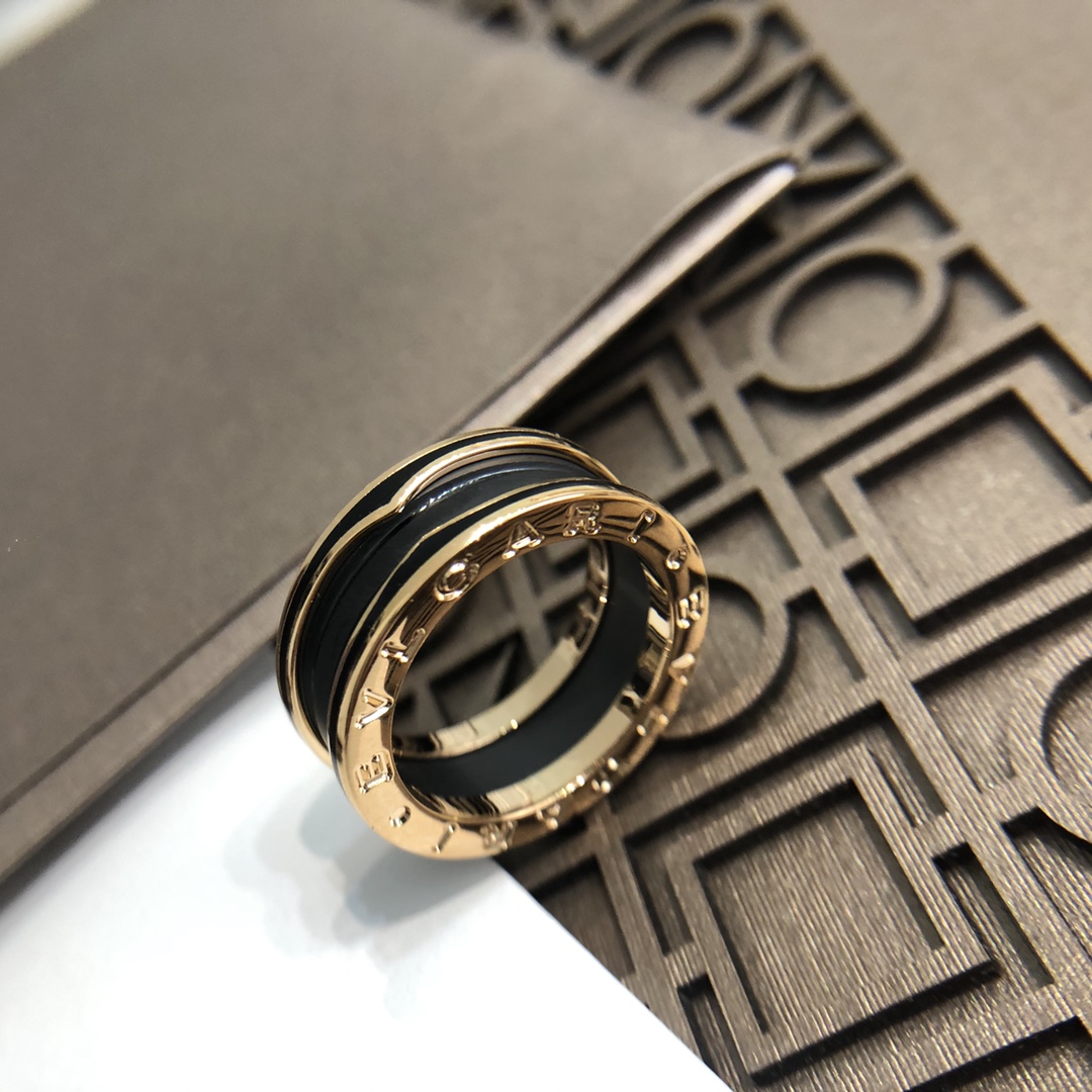 批发价💰155
B.zero哑光黑陶瓷戒指～全新rock风格，螺旋纹路和黑色细边的碰撞让吊坠变得更有力量感。盖子上的所有字母每一个都是CNC精雕，字体底部干净光亮，360&deg;无死角抛光，咱家的黑陶瓷一点都不透的，高密度磨砂黑陶瓷，全部来自进口，分量十足❗️质感满满，这款多了一个黑油镶边，比之前光版更加复杂❗️尺码5678910