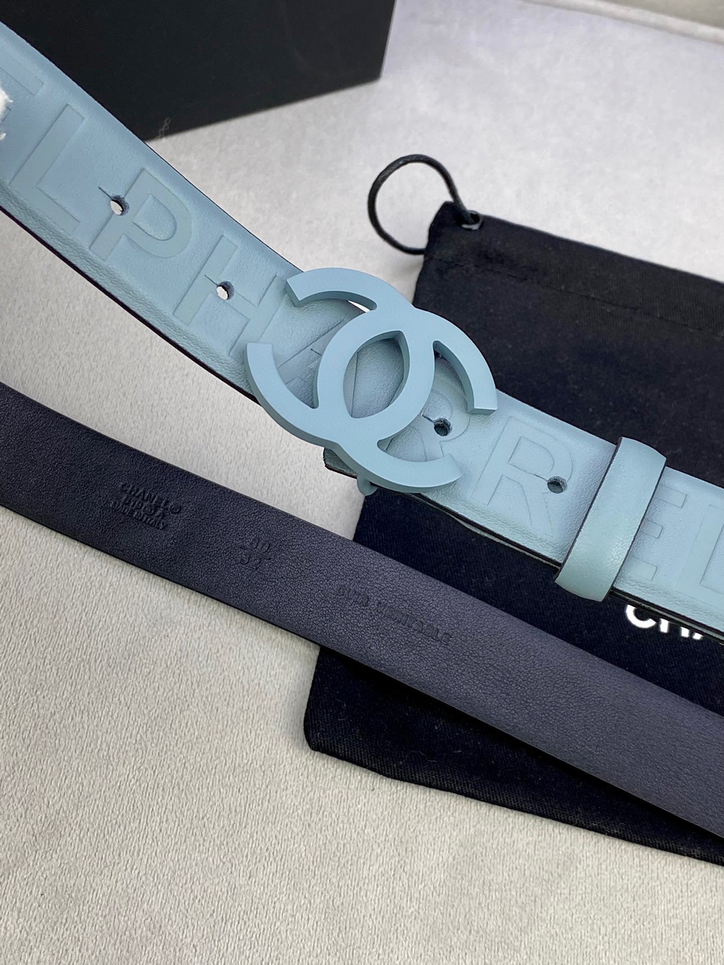 Chanel 小牛皮ベルト 3.0cm 幅・洗練されたステンレススチールバックル付き