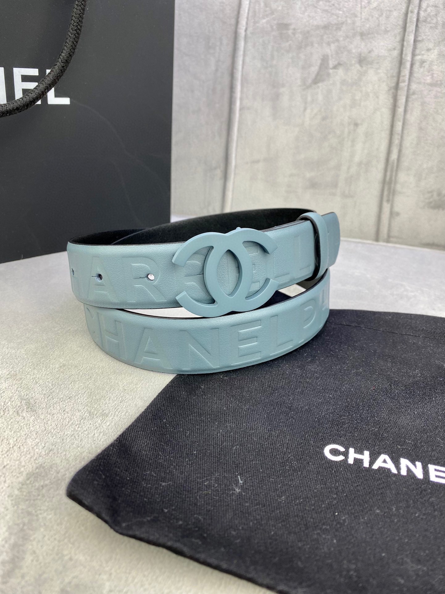 Chanel 小牛皮ベルト 3.0cm 幅・洗練されたステンレススチールバックル付き