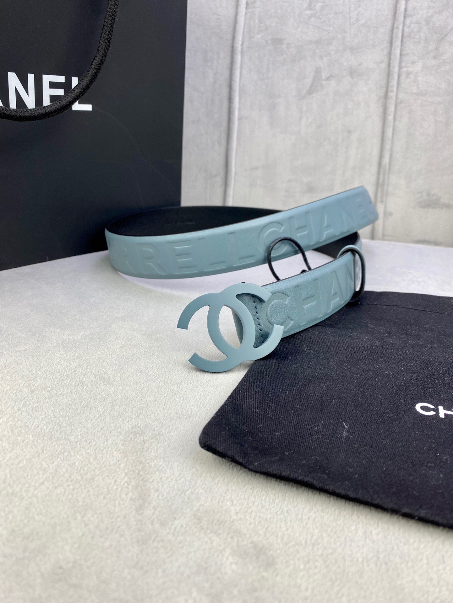 Chanel 小牛皮ベルト 3.0cm 幅・洗練されたステンレススチールバックル付き