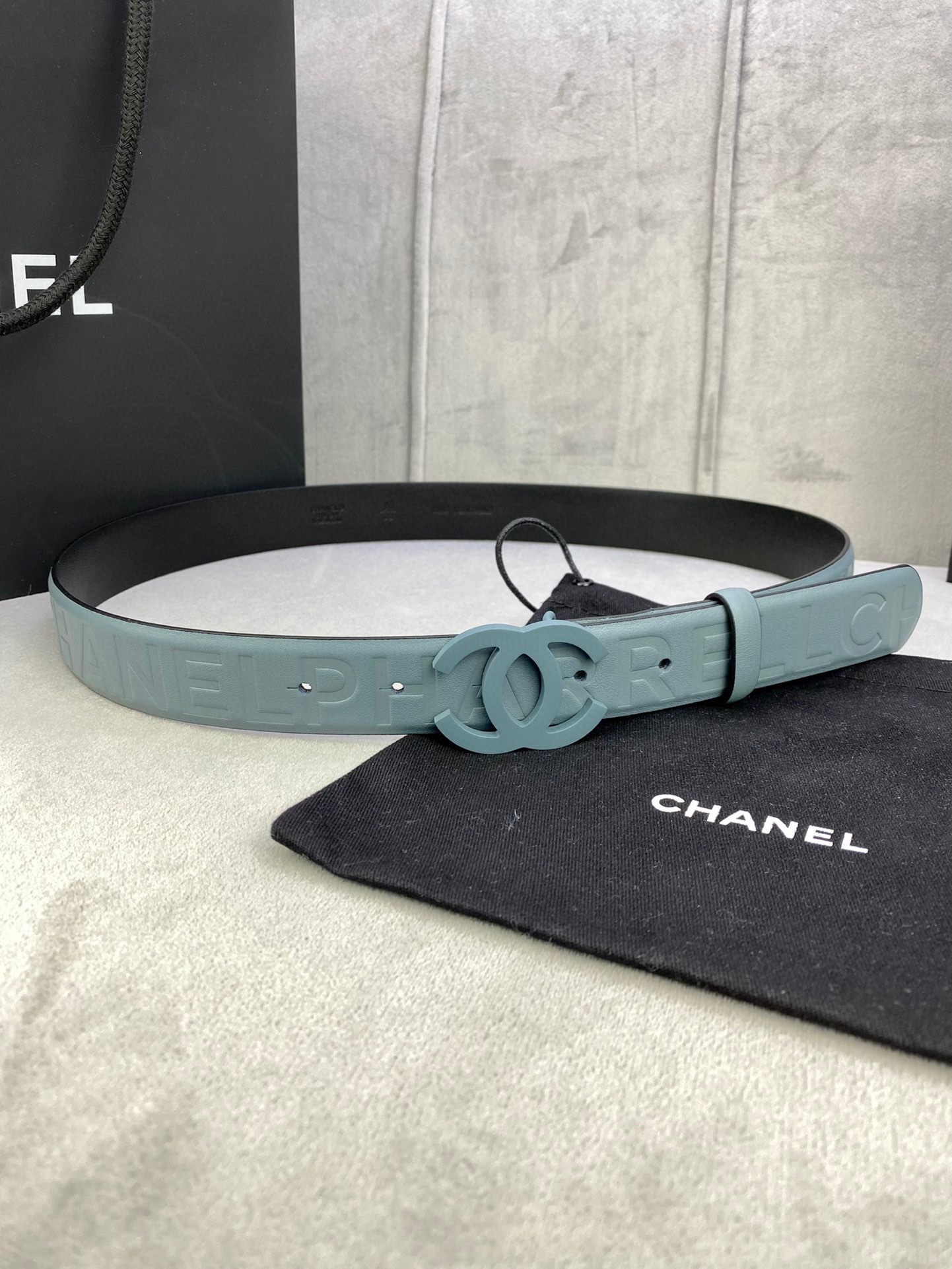 Chanel 小牛皮ベルト 3.0cm 幅・洗練されたステンレススチールバックル付き