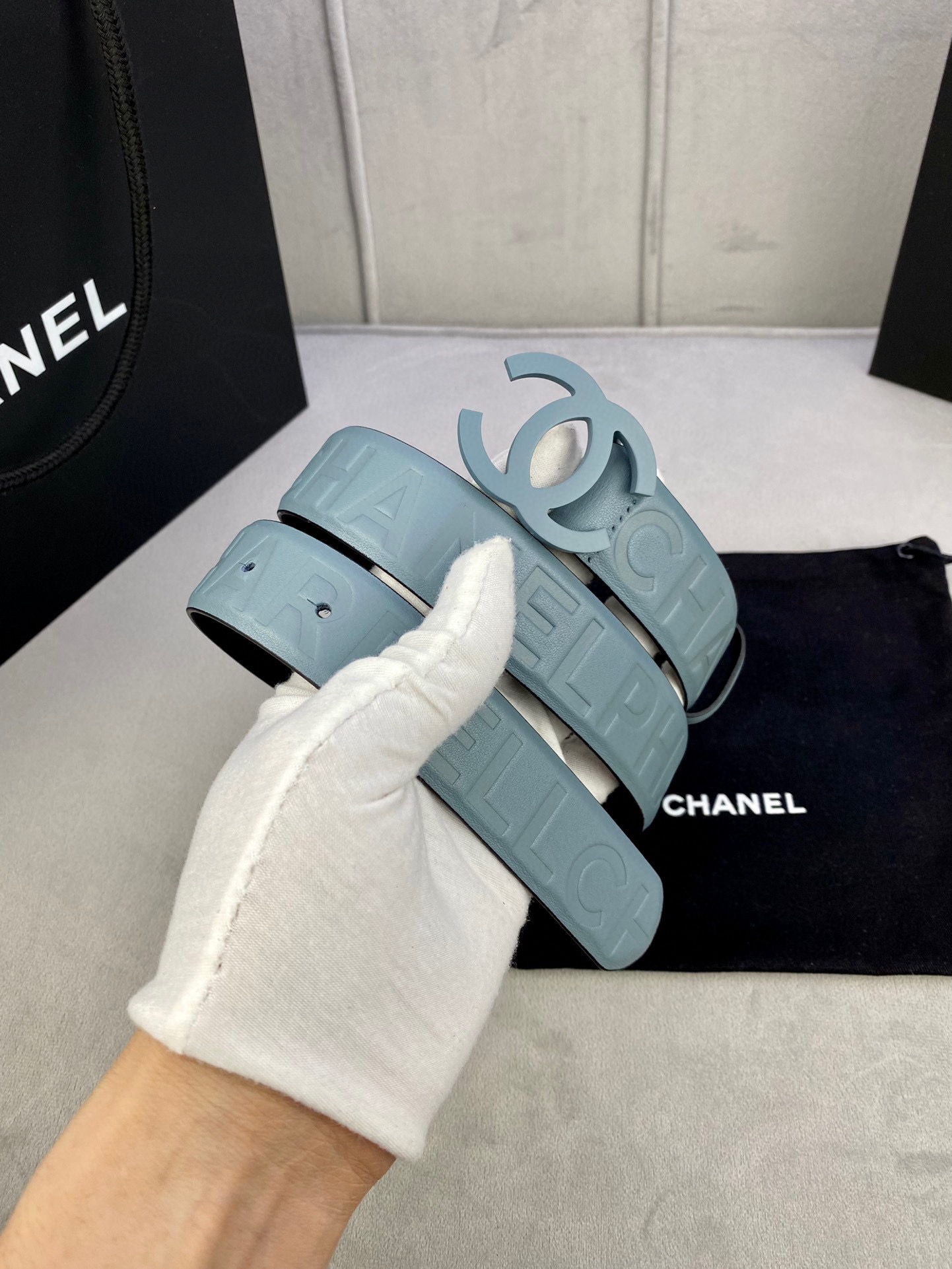 Chanel 小牛皮ベルト 3.0cm 幅・洗練されたステンレススチールバックル付き