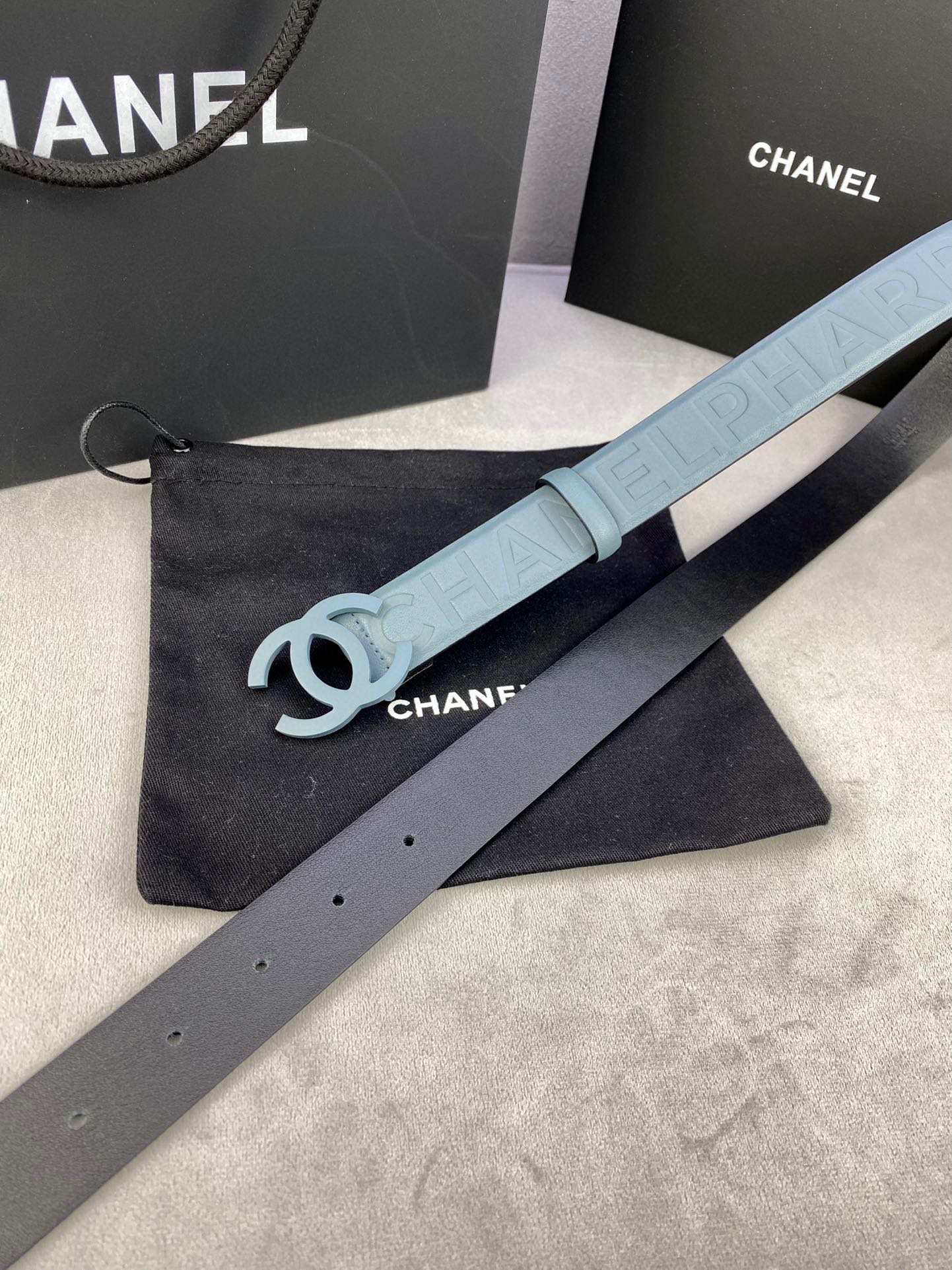 Chanel 小牛皮ベルト 3.0cm 幅・洗練されたステンレススチールバックル付き