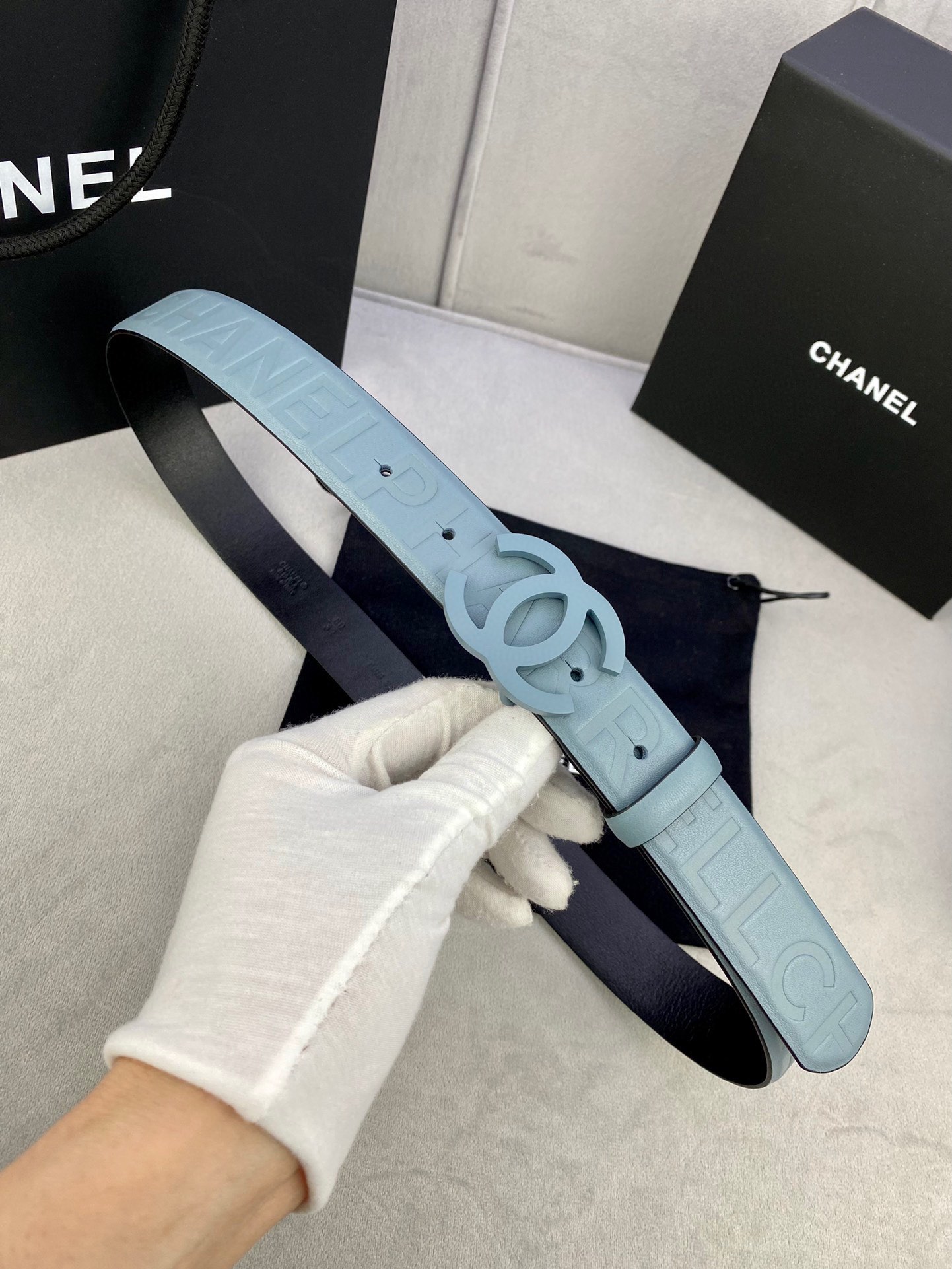 Chanel 小牛皮ベルト 3.0cm 幅・洗練されたステンレススチールバックル付き