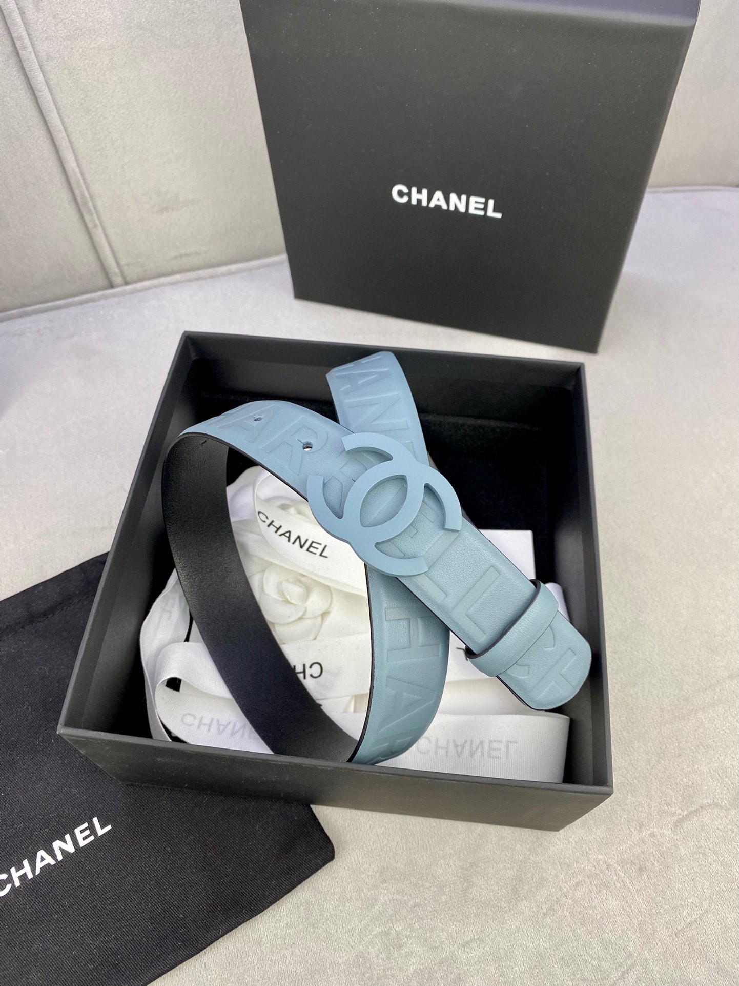 Chanel 小牛皮ベルト 3.0cm 幅・洗練されたステンレススチールバックル付き