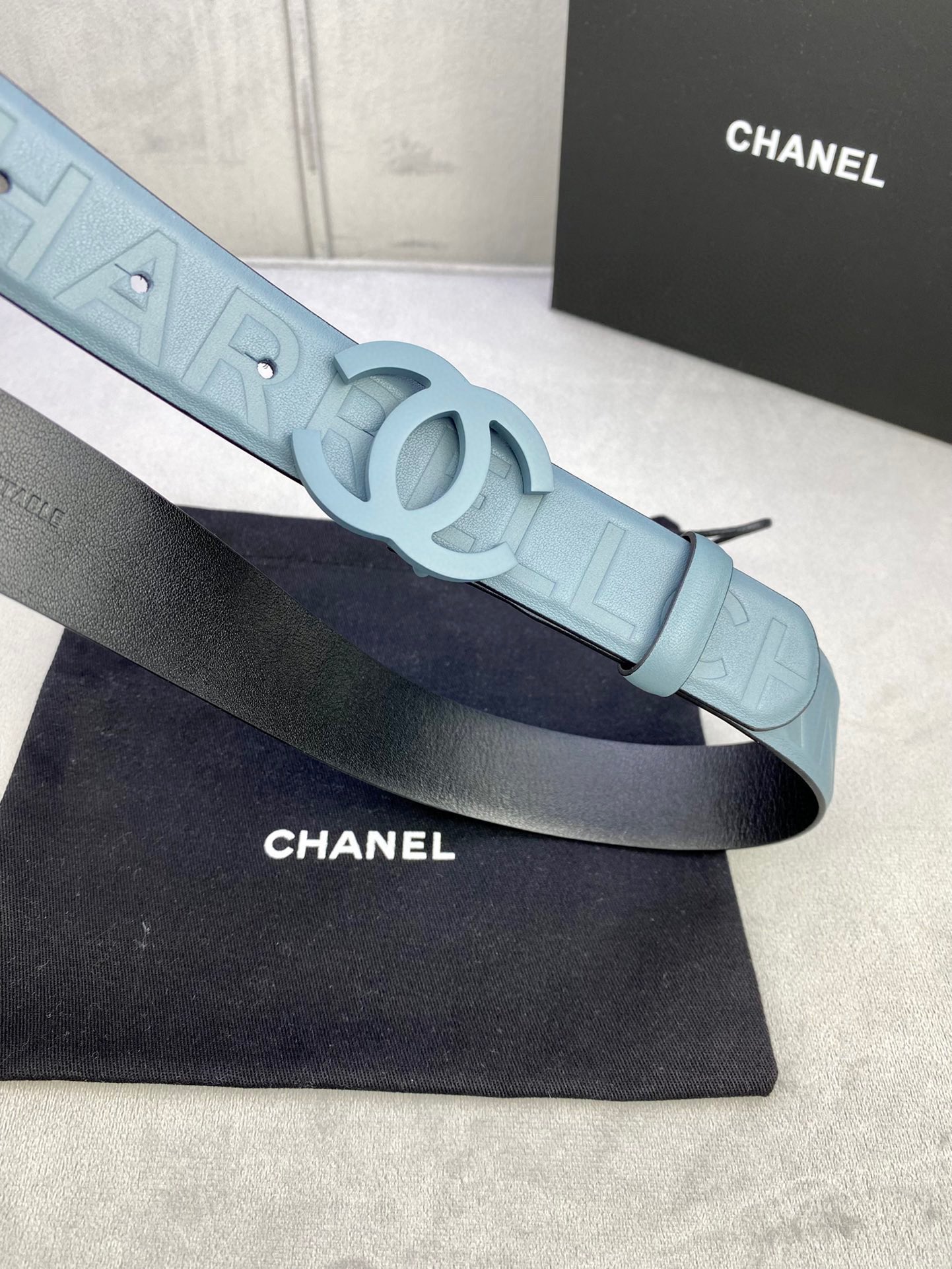 Chanel 小牛皮ベルト 3.0cm 幅・洗練されたステンレススチールバックル付き