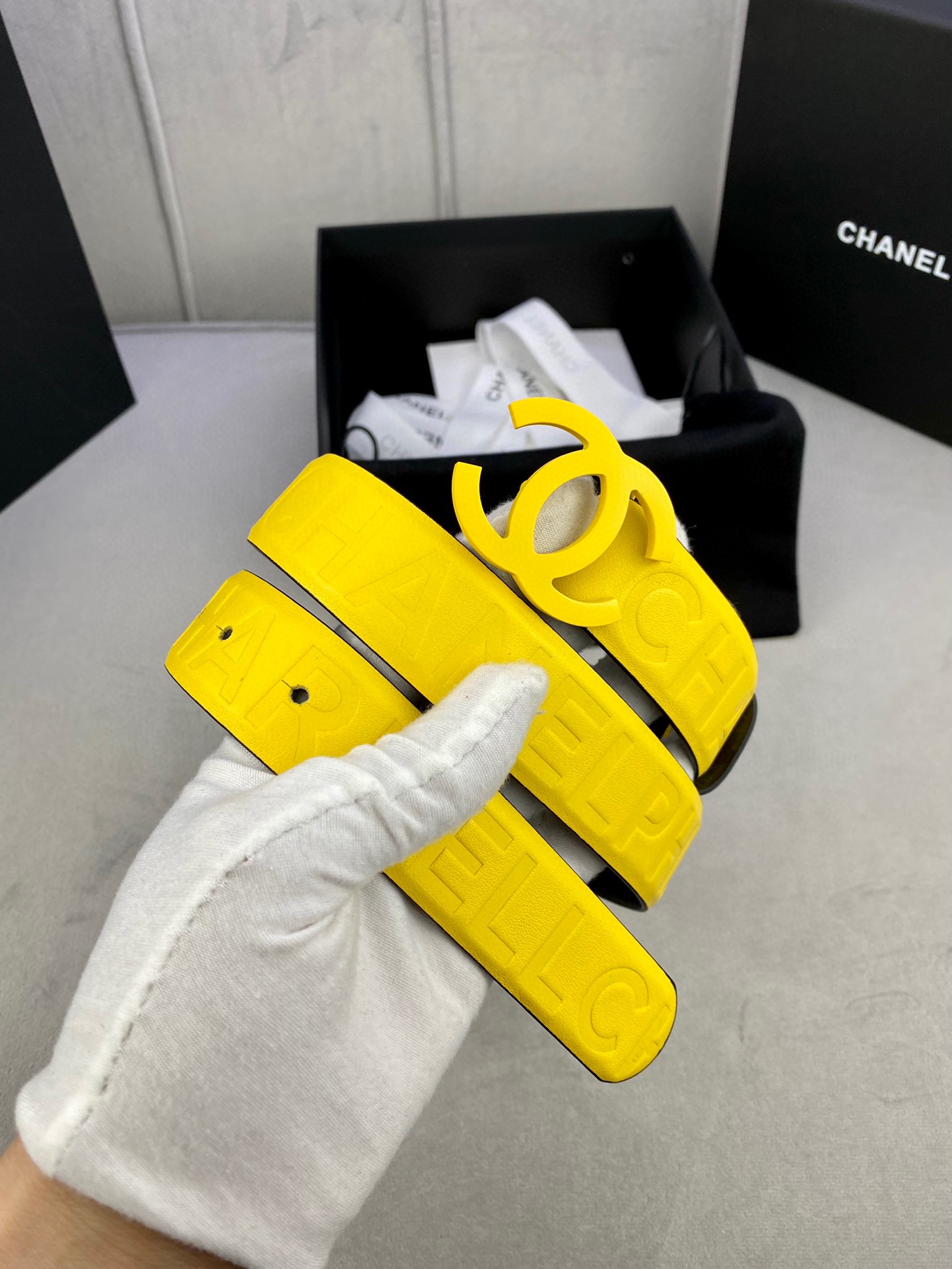Chanel 小牛皮ベルト 3.0cm 幅とスタイリッシュな鋼製バックル