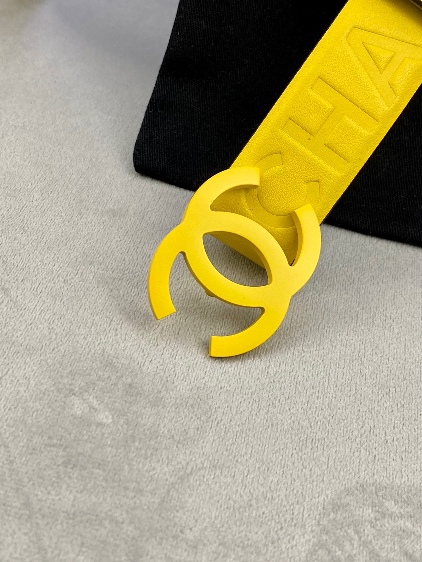 Chanel 小牛皮ベルト 3.0cm 幅とスタイリッシュな鋼製バックル