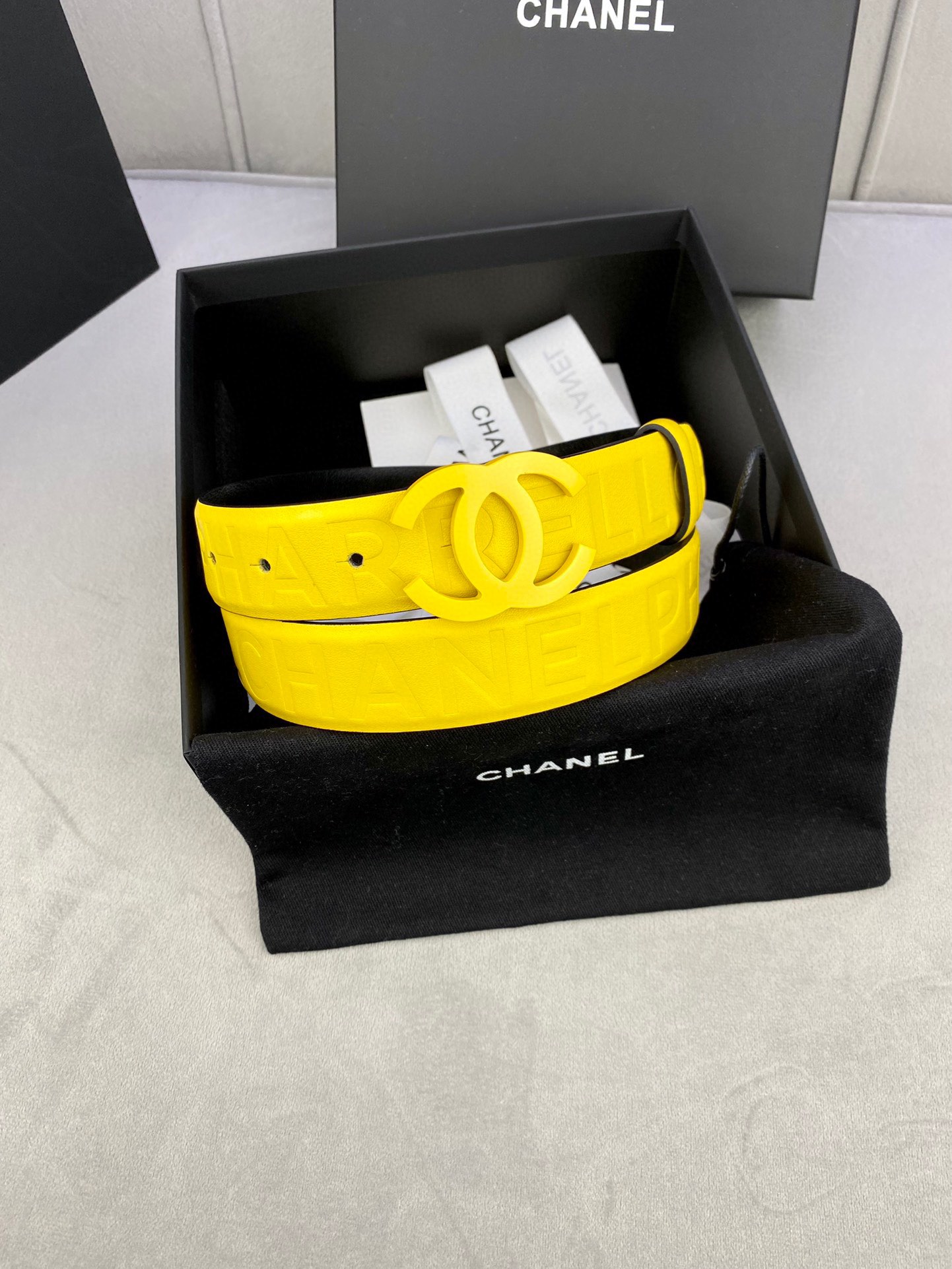 Chanel 小牛皮ベルト 3.0cm 幅とスタイリッシュな鋼製バックル