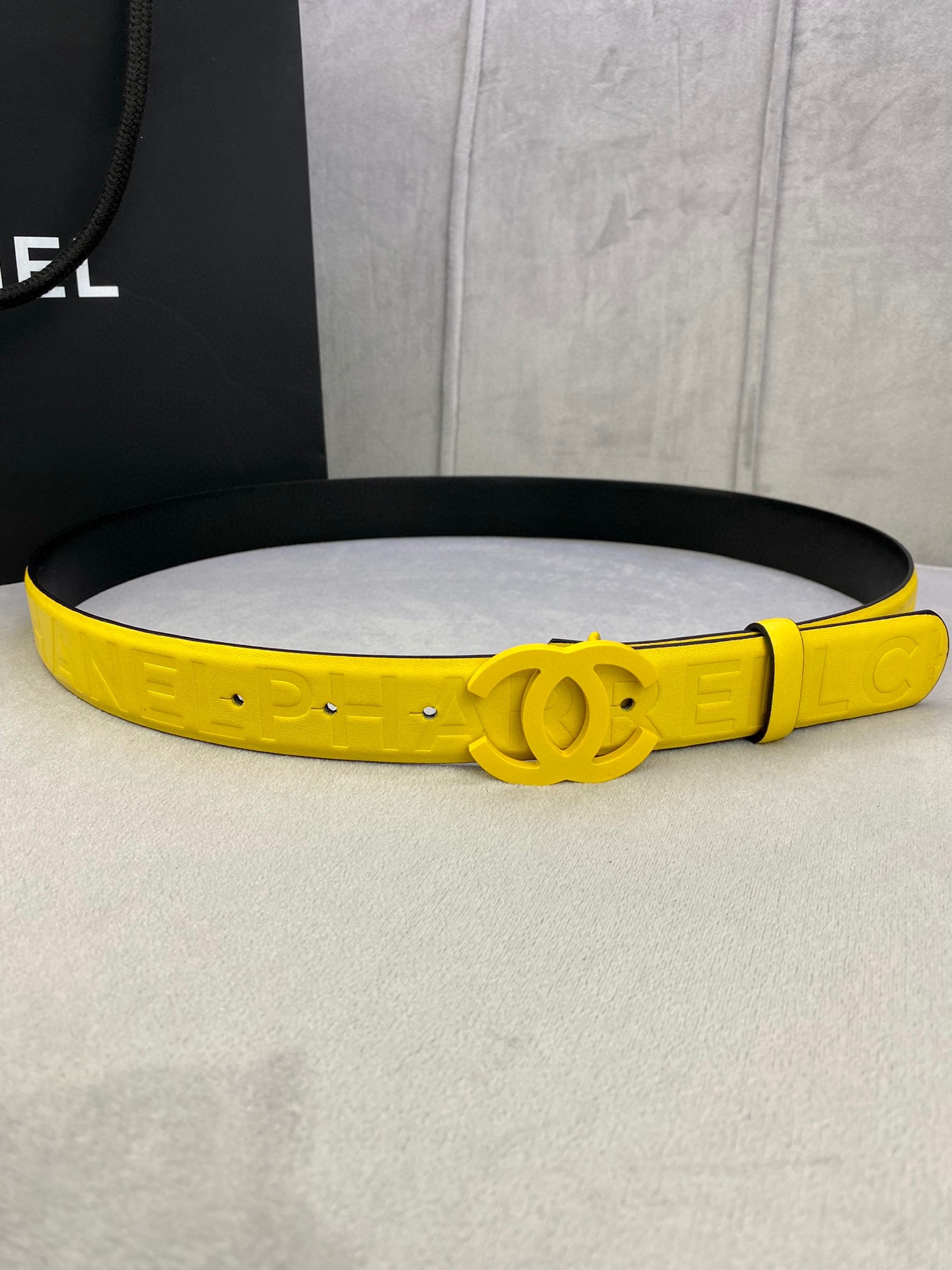 Chanel 小牛皮ベルト 3.0cm 幅とスタイリッシュな鋼製バックル