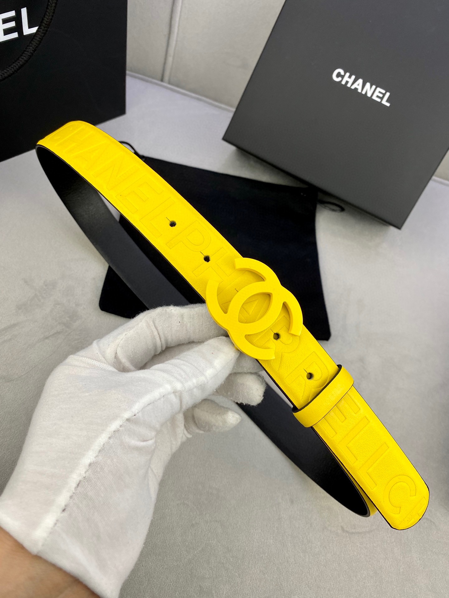 Chanel 小牛皮ベルト 3.0cm 幅とスタイリッシュな鋼製バックル