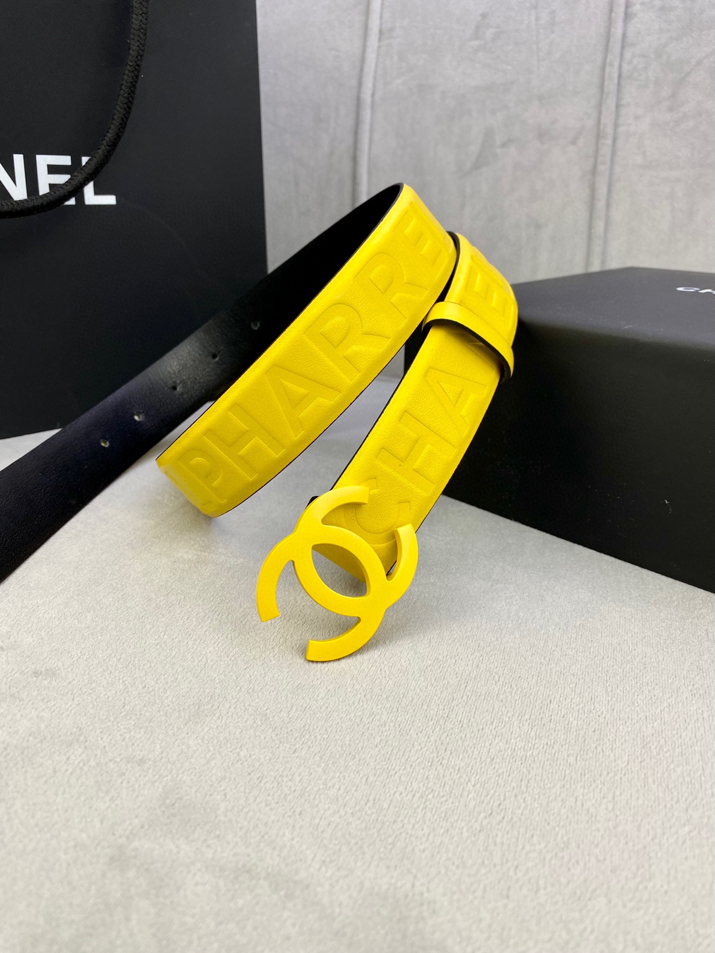 Chanel 小牛皮ベルト 3.0cm 幅とスタイリッシュな鋼製バックル