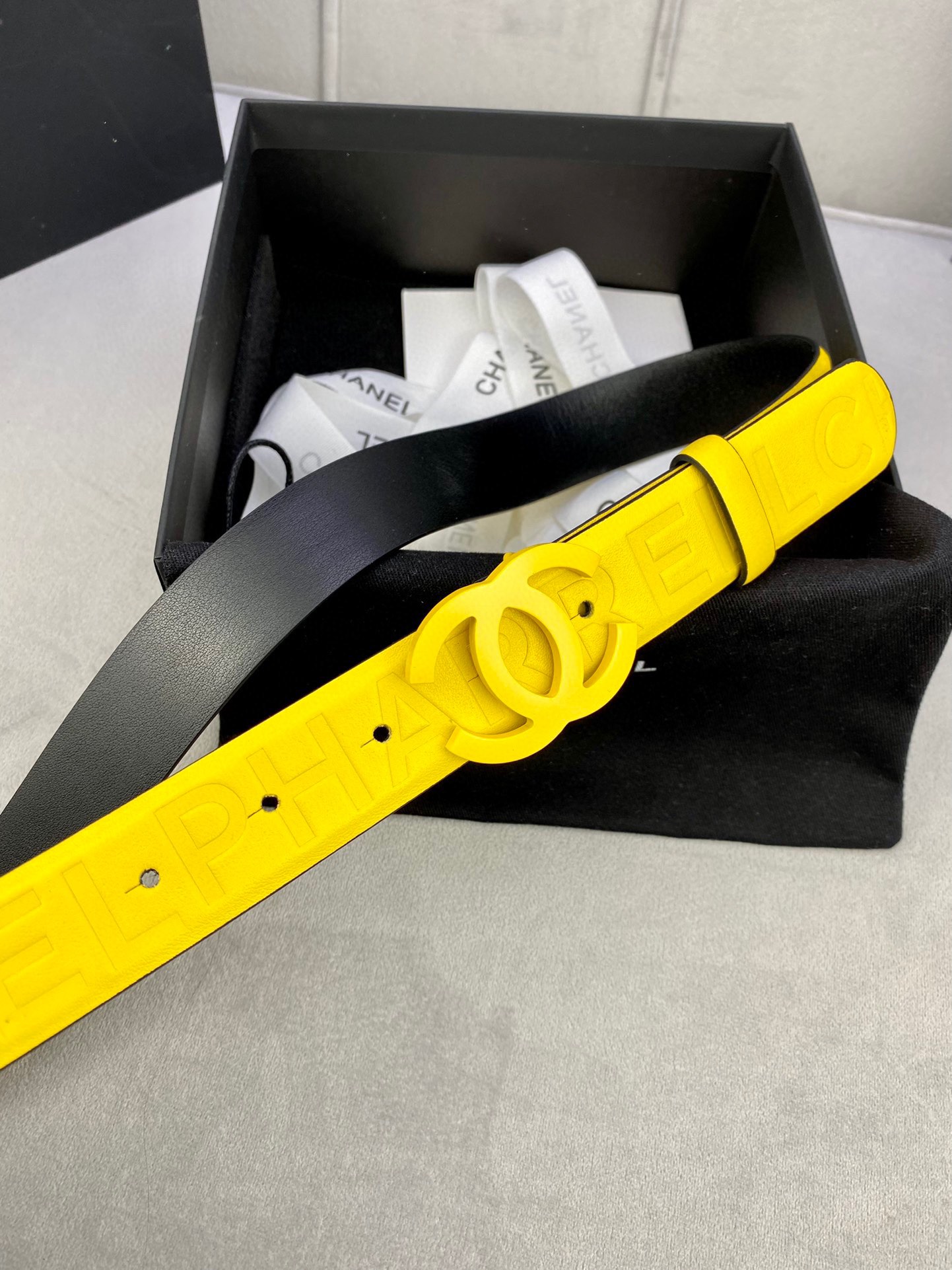 Chanel 小牛皮ベルト 3.0cm 幅とスタイリッシュな鋼製バックル