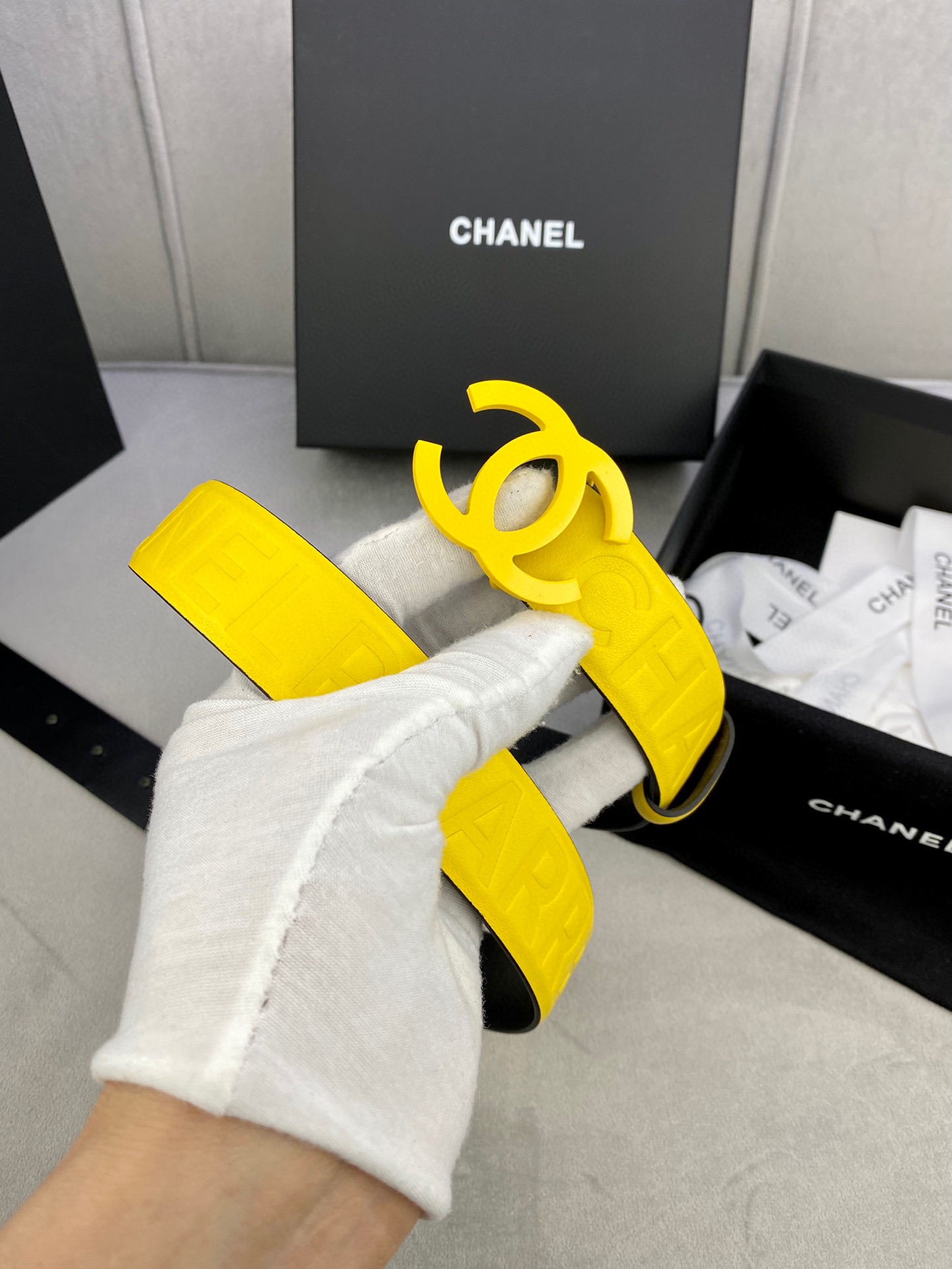 Chanel 小牛皮ベルト 3.0cm 幅とスタイリッシュな鋼製バックル
