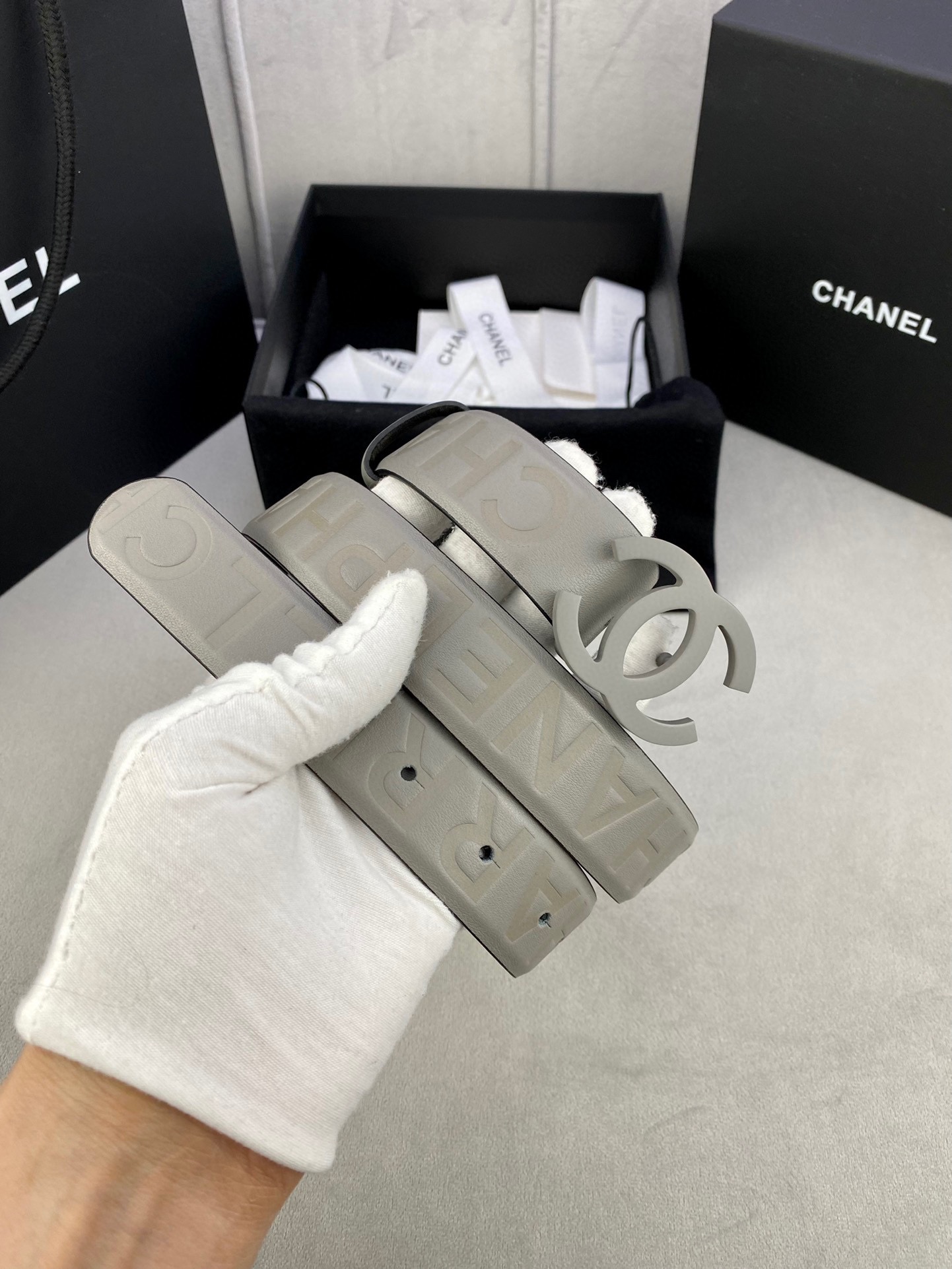 Chanel 小牛皮ベルト 3.0cm 幅と洗練されたステンレスバックル