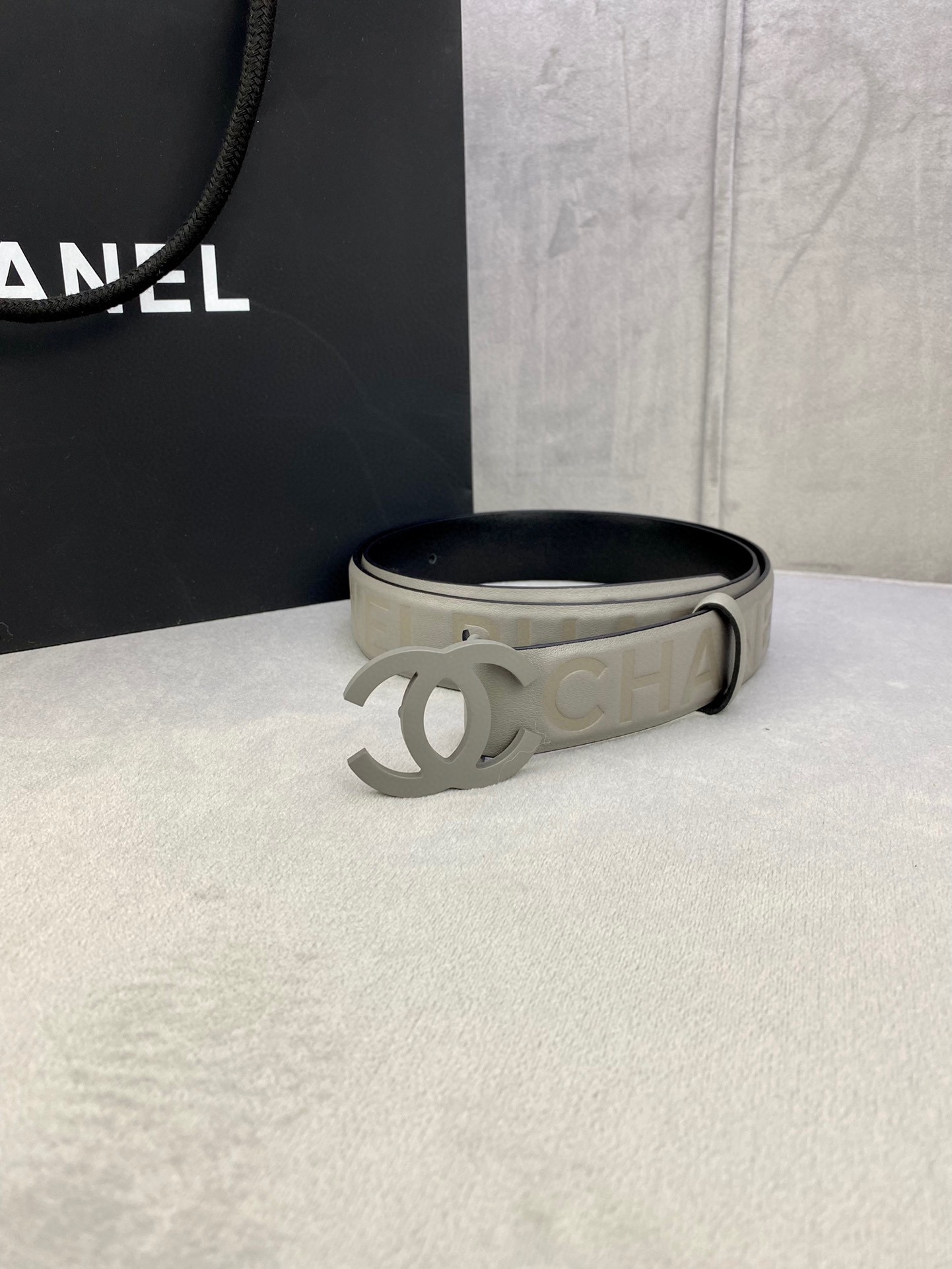 Chanel 小牛皮ベルト 3.0cm 幅と洗練されたステンレスバックル
