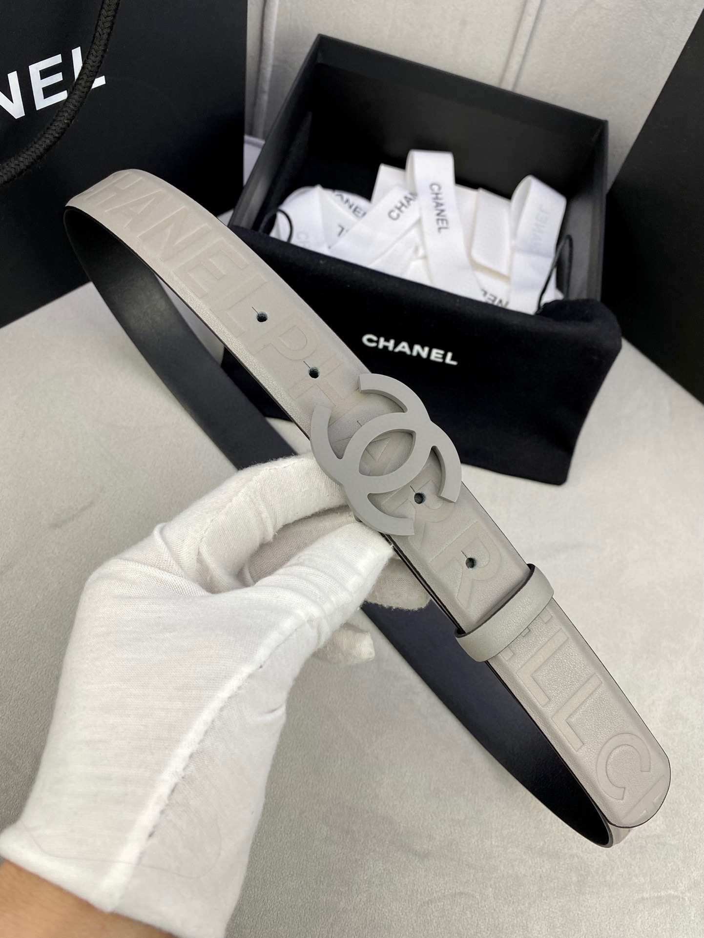 Chanel 小牛皮ベルト 3.0cm 幅と洗練されたステンレスバックル