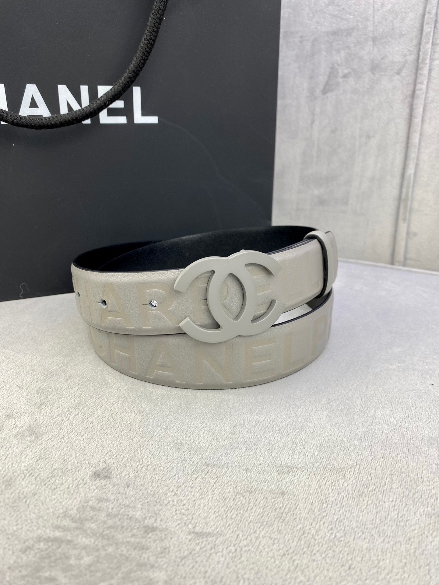 Chanel 小牛皮ベルト 3.0cm 幅と洗練されたステンレスバックル