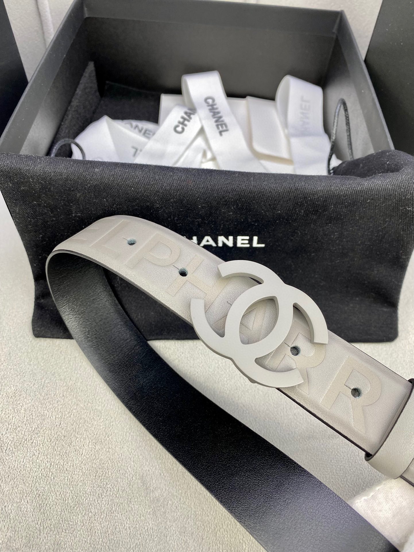 Chanel 小牛皮ベルト 3.0cm 幅と洗練されたステンレスバックル