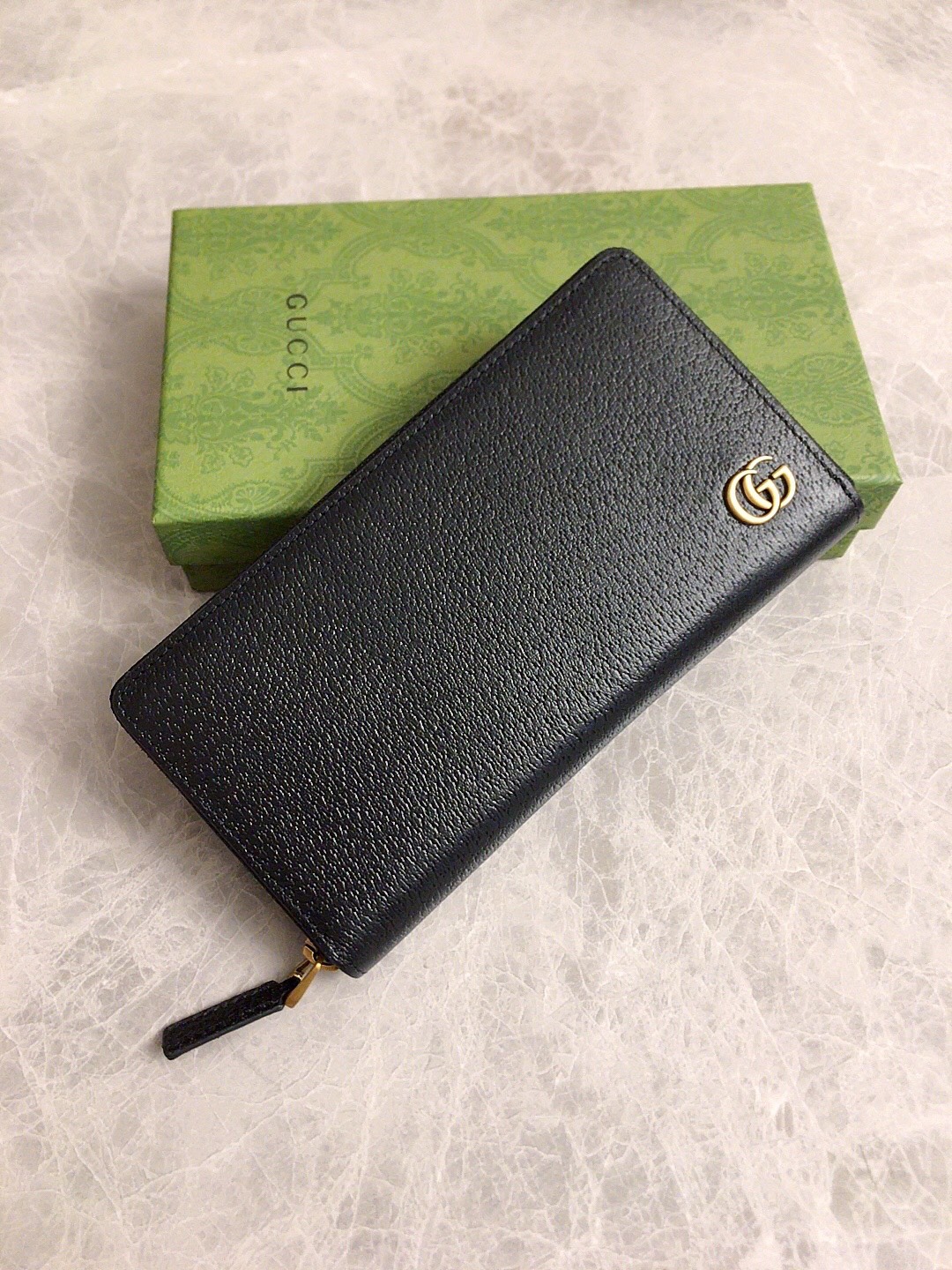 NO:673256,The latest version of the GG marmont full zipper wallet model 428736 in the counter, the color is black, the bronze double G logo is imported and the original pig grain leather is perfect to the extreme, exclusive real shot, size 19x10x2.5cm, Gucci wallet, gucci, wallets19860909专柜最新版GG marmont全拉链式皮夹型号428736 ,颜色克色 ,古铜双G标志进口原版猪纹皮完美到极致 ,独家实物实拍 尺寸19x10x2.5cm,Gucci钱包,gucci,wallets,欧美剧