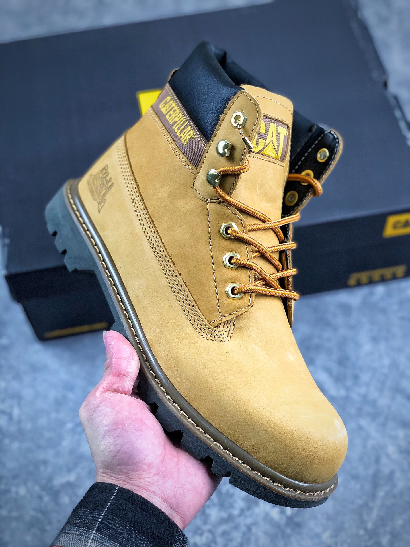 本地自取 终端放货    
CAT FOOTWEAR/ CAT  
CAT 经典热销款T3橡胶大底  淘宝代购正品 （品质基本无法辨别出真假）专为高端海淘代购客户准备 此款每年销量爆炸 由于纯手工机打走线 做工极其复杂 在保证品质的情况下 工厂产量有限 基本上供不应求  五金 皮质材料 进口橡胶大底 各处小细节只和正品完全一致。
Size 39.5 40 41 42 43 44 男码偏大一码