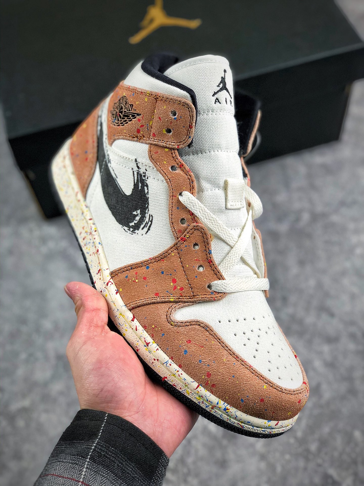 本地自取  终端放货
过验版  Air Jordan 1 Mid 白墨棕 水彩泼墨
市售最强中帮 天花板品质！
市面唯一正确版本 全鞋正品原材料 
公司原鞋购回重新打版开模 拒绝公底 购置公司同步原材料 都有细节还原95%全网最高版本 原汁原味 忠于原版
货号：DA8005-100
Size：40 40.5 41 42 42.5 43 44 44.5 45 46