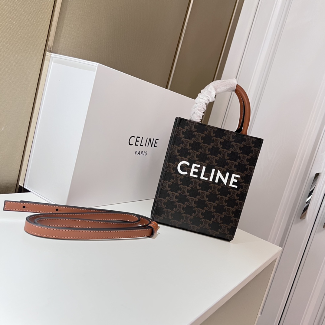Celine赛琳迷你托特包💰210 原单版本. Cabas Triomphe凯旋门竖款手袋.经典满印老花.造型虽小但容量可欢.多种背法.小小的一只随便怎么搭配都好看.可手提和斜挎.手机钥匙纸巾都能放.重点这种老花纹路特别适合秋冬穿搭. 规格:21*17cm