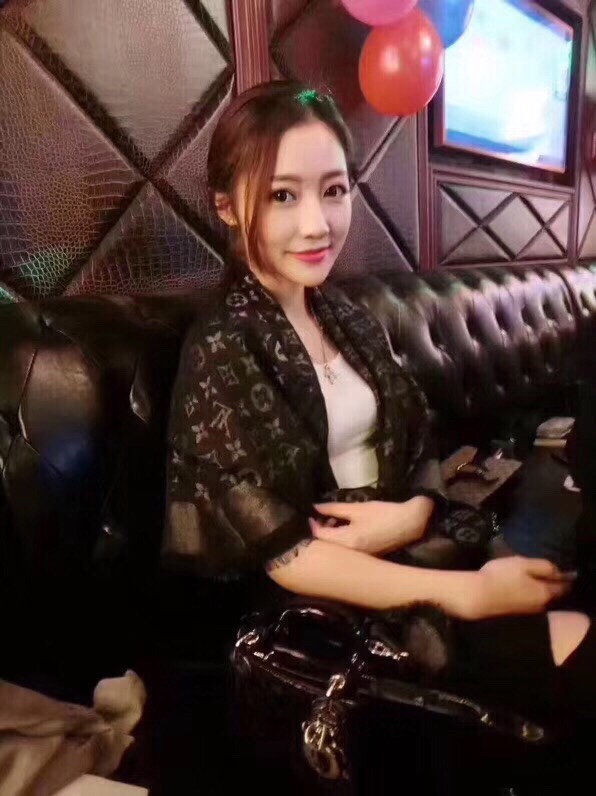 NO:163238,Batch, color line, counter model number, trademark, washing water wheat, hanging tag, three-code in one, one missing, all the imitation version, what should I say about this product? If you still need to praise it, it is not my failure. I can only say that you have seen too few. Don’t talk about scarves, you should say that anybody with a little taste knows this style. Some people may say how good we are. I told you that after making scarves for eight years, it has been evergreen for eight years. What can I say? The style is popular on one hand, more of the accumulated reputation, the better the more you make, the more colors are made, it is not what I brag about, it is accumulated by customers by word of mouth. It has now achieved 13 colors. There are always some new customers who have not taken it. It doesn’t matter if you go to the counter to compare, if you are not satisfied, it is not a reason to return. Specifications 140*140 ordinary scarf, ordinary scarf19860909批 彩线 专柜款号 商标 洗水麥 吊牌 三码合一 少一个都是仿版 这个货让我说什么好呢 集所有优点于一身 如果这样还需要去赞美的话 那不是我失败 只能说你见得太少了 别说咱们卖围巾的 应该说随便一个有点品味的人都知道这个款的 可能有的人就会说咱们这个品质怎么样啊 我这么告诉你 做了围巾八年 八年依然长青 能说明什么 款式流行是一方面 更多的是好口碑积累下来的 越做越好 颜色越做越多 不是自己吹的 是客户们口口相传一点点累计起来的 已然现在做到了13色 总有些新客户没拿过的 没关系 好不好去专柜比 不满意无理由退 规格140*140普通围巾,普通围巾,scarf