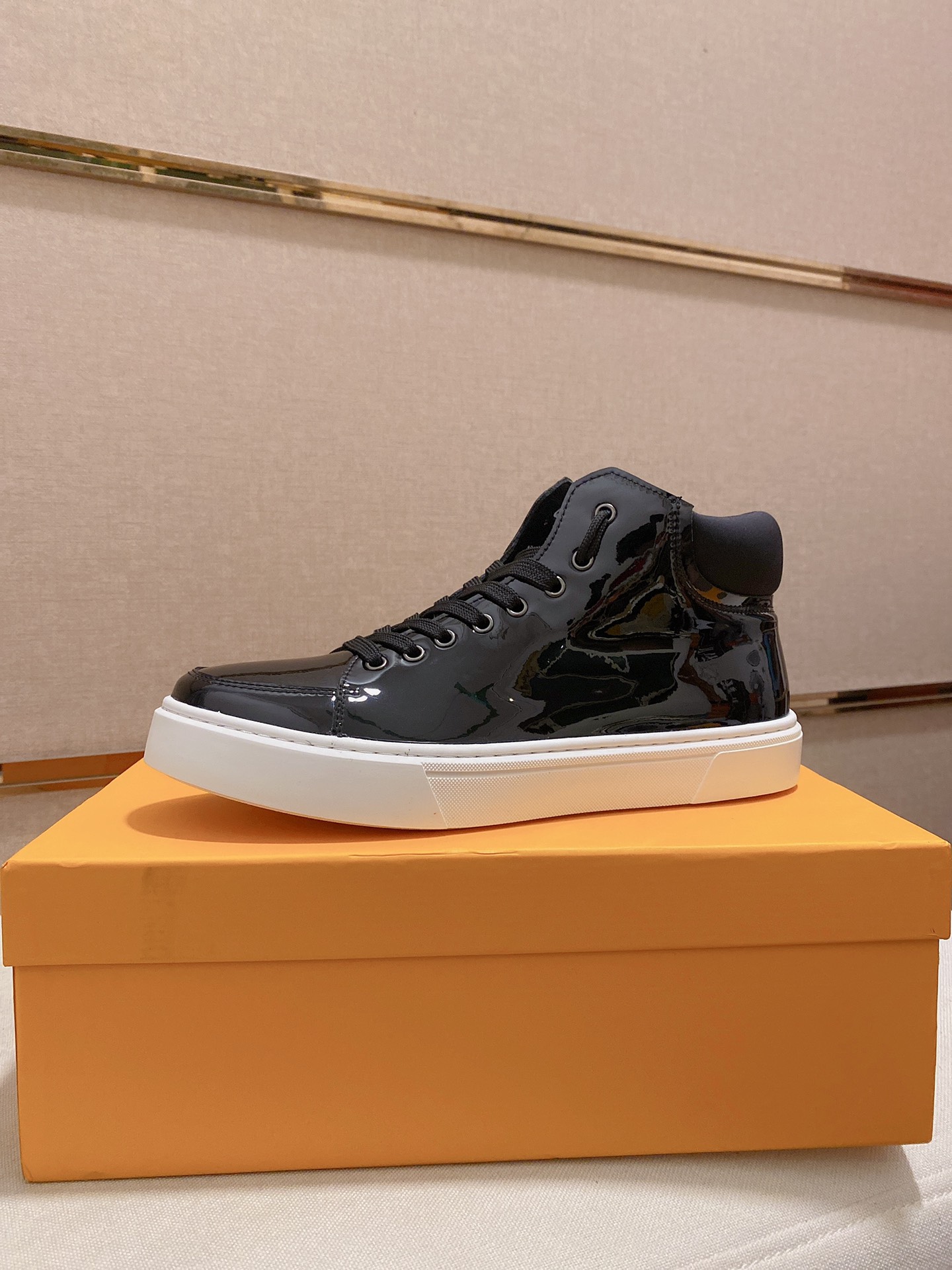 I5 爆款 Fendi 芬迪 高帮款FENDI官网1:1运动火爆上市,采用原版进口小牛皮 打印工艺 用不脱落 羊皮内里 有醒目的标志,再加官网原版耐磨橡胶大底.款式新颖、时尚百搭,着脚超舒适、透气鞋码38/44