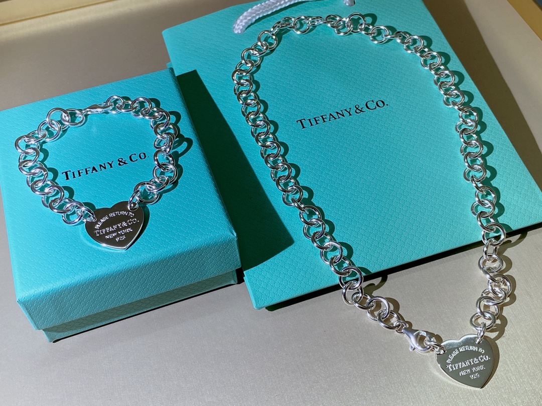 NO:104592,New style of necklace bracelet Return to Tiffany series is inspired by the iconic keychain that was released in 1969, and the classic logo interprets Tiffany's extraordinaryness. This simple heart-shaped bracelet highlights the avant-garde style. Tiffany bracelet Tiffany necklace, tiffany, necklace, bracelet, keychain19860909项链手链新款更新 Return to Tiffany 系列灵感源自 1969 年问世的标志性钥匙扣,经典标志诠释蒂芙尼的卓尔不凡.此款设计简约的心形手链彰显前卫格调,蒂芙尼手链蒂芙尼项链,tiffany,necklace,bracelet,keychain,Jewelry