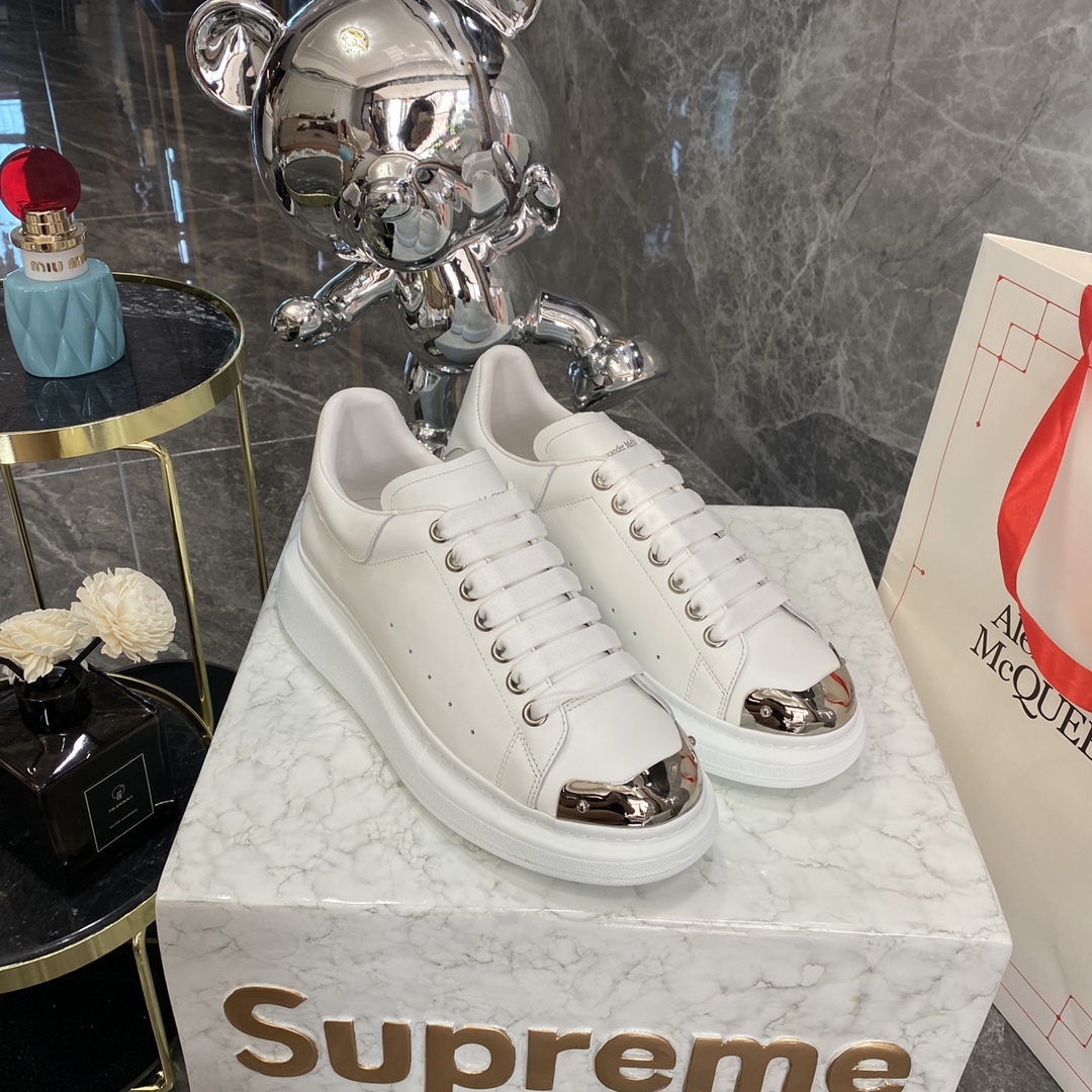 NO:695195,Alexander McQUEEN's new model @authentic explosion-proof 11 top-quality McQueen original leather, white imported silk leather, original white shoe box, cloth bag handbag, complete package, and an extra pair of shoelaces!  The back-packing process uses imported shaping machine hot melt glue to shape!  Perfect authentic replica!  - McQueen's classic star hit and versatile model that keeps returning. 1. High-quality fabric imported from Italy. Resistant to water and does not change color. Silk cowhide color matching. 2. Lining imported A-grade water-dyed sheepskin (the price is the same as cowhide and more comfortable than cowhide). Cowhide foot pads!  Feet with super clear high temperature air pressure logo 3 outsole original private mold rubber TU full matte outsole, men's and women's models have different mold last shapes 4 eyelets all-steel eyelet gaskets are also all steel and will not deform or fade K market iron-made eyelets Thick sole design About 4.5cm Size female 34-41 male 38-46 (female 34 41 male 38 45 46  Non-returnable), casual shoes/sports shoes, alexander mcqueen, sneakers, cowhide, sheepskin19860909Alexander McQUEEN新款@正品爆拆 11顶级麦昆原版皮料白色进口丝绸皮 原版白色鞋盒 布袋手提袋 全套包装、多送一副鞋带！后包工艺采用进口定型机热熔胶定型！完美正品复刻！- 麦昆 经典明星爆款百搭款回头率 1面料意大利进口高质感.抗水擦不变色质.丝绸牛皮配色 2内里进口A级水染羊皮（价格和牛皮里同等 比牛皮上脚还舒适） 垫脚牛皮垫脚！垫脚超清晰高温空压logo 3大底原版私模橡胶TU全哑光大底,男款女款磨具楦型都不一样  4鸡眼全钢鸡眼垫片也是全钢 不变形不掉色 k市场 铁制造鸡眼 厚底设计 约4.5cm Size女34-41 男38-46（女34 41 男38 45 46 不退换）,休闲鞋/运动鞋,alexander mcqueen,sneakers,cowhide,sheepskin,Women's Shoes