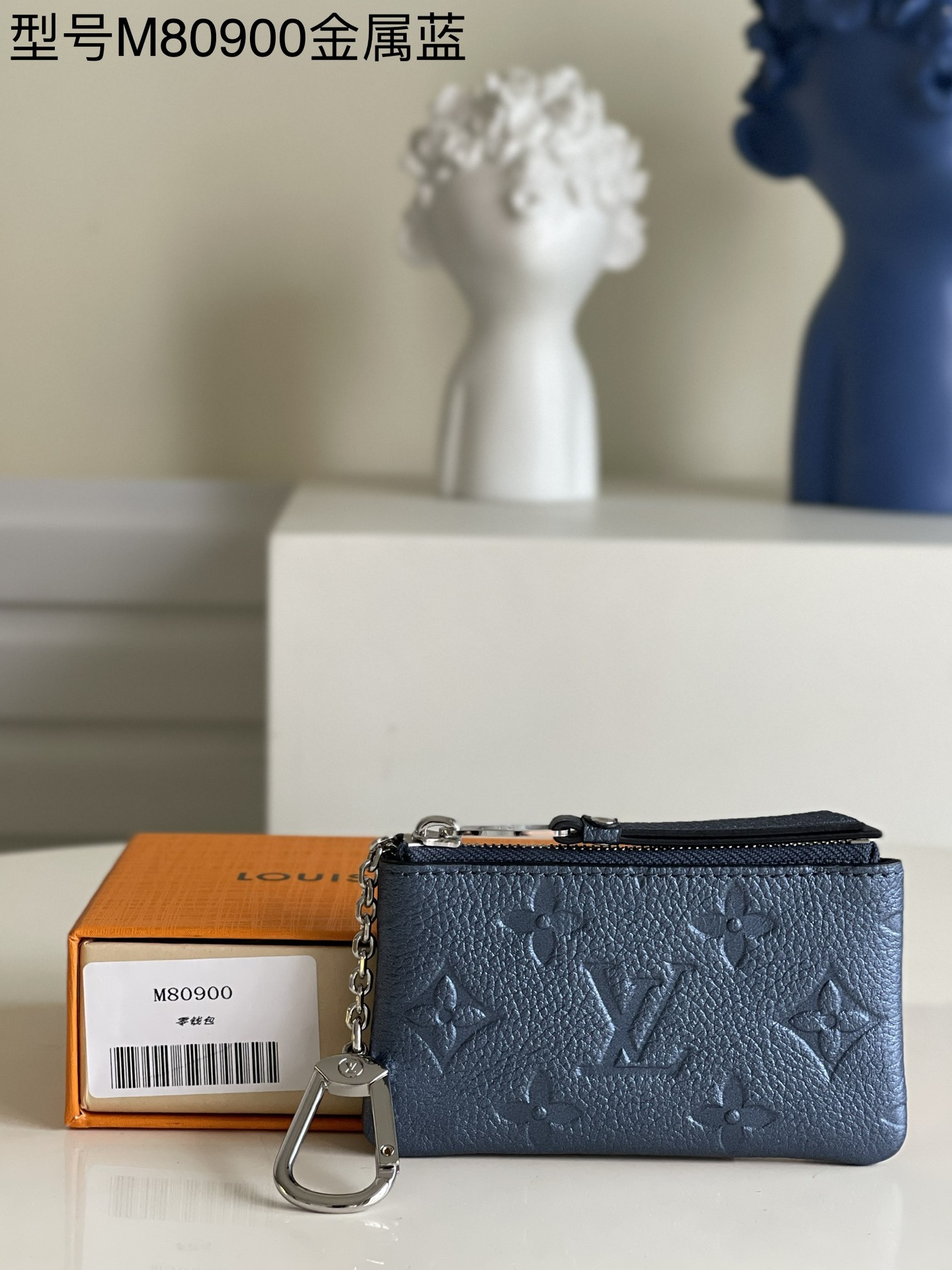 NO:397895,【Exclusive real photo M80900 Metal Blue】This key bag uses Monogram Empreinte grain leather, decorated with LV letters and Monogram floral embossing, paired with leather lining, inner bag and compartment to store change, outstanding functionality. Detailed features 13.5 x 7 x 1.5 cm z.,LV [original leather],louis vuitton19860909【独家实拍M80900金属蓝】本款钥匙包采用 Monogram Empreinte 粒面皮革,饰有 LV 字母和 Monogram 花卉压纹,搭配皮革内衬,内袋和隔层可收纳零钱,功能性出众. 详细特征13.5 x 7 x 1.5 厘米 z.,LV【原厂皮】,louis vuitton,Bag
