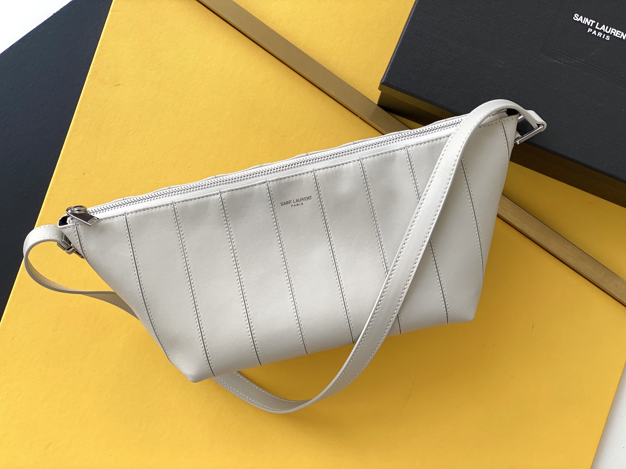 Lambskin Dumpling Bag Crossbody Shoulder Bag Zip Closure Semi-detachable Shoulder Strap