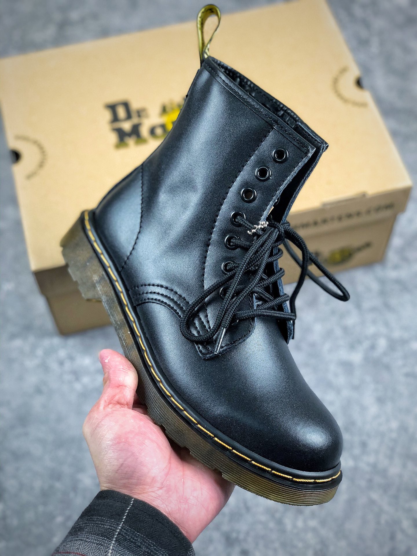 福利特价
本地自取 支持放店
Dr.martens 马丁医生 1460系列八孔 官网同步
公司规格 全机车走线 原材生产 香港代购 同一批次订单 全头层牛皮 进口橡胶大底 耐穿耐磨 用个三五年不是问题 专柜包装 手贴袋 一应俱全 爱酷的女生 男生 可以入手啦 秋冬春三季随意搭配 随意驾驭 
Size：35 36 37 38 39 40 41 42 43 44（女码正常码 男码偏大一码）