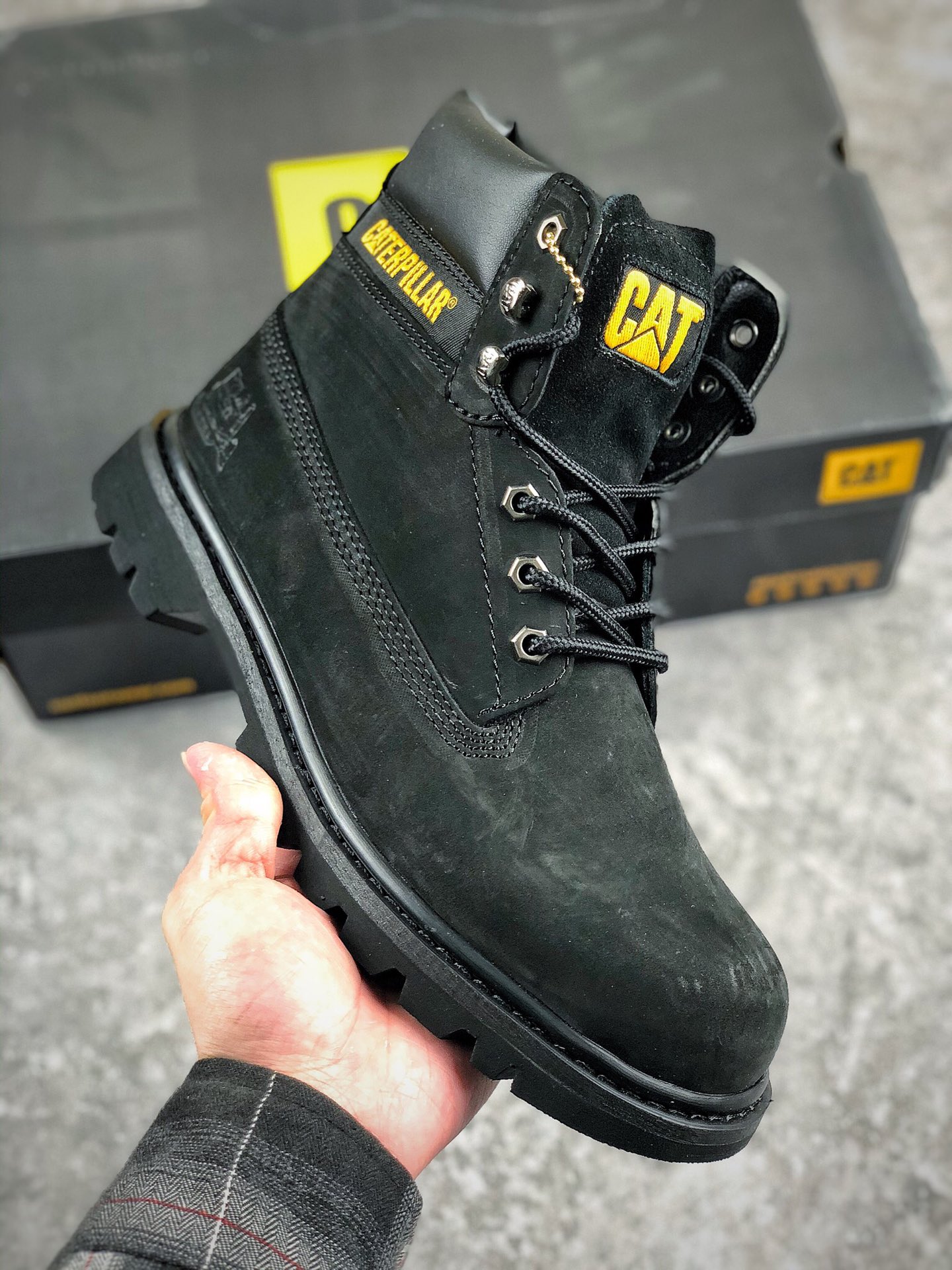 本地自取 终端放货    
CAT FOOTWEAR/ CAT  
CAT 经典热销款T3橡胶大底  淘宝代购正品 （品质基本无法辨别出真假）专为高端海淘代购客户准备 此款每年销量爆炸 由于纯手工机打走线 做工极其复杂 在保证品质的情况下 工厂产量有限 基本上供不应求  五金 皮质材料 进口橡胶大底 各处小细节只和正品完全一致。
Size 39.5 40 41 42 43 44 男码偏大一码