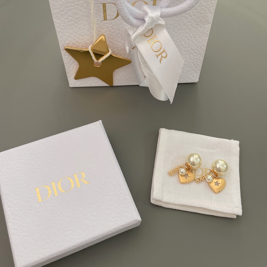 NO:856974,88160 [D Love Pearl Earrings] Z, the combination of love + letter + pearl elements, with stars inlaid with diamonds in the middle of the heart, making the overall shape very delicate and sweet, gentle and temperamental, cute and a little mature!  Z consistent Swarovski pearls + rhinestones, multiple wearing methods, very suitable for daily wear, the texture of the upper ear is very high-end!  ,,earrings,Cardia high-end jewelry1986090988160【D爱心珍珠耳环】Z ,爱心+字母+珍珠的元素结合,爱心中间星星镶嵌带钻的点缀,使得整体造型非常的精致甜美,温柔又有气质,可爱中又带点成熟感！Z一致施华洛珍珠+水钻,多种佩戴方法,很适合日常百搭款,上耳质感很高级！,,earrings,卡迪亚高端饰品,Jewelry